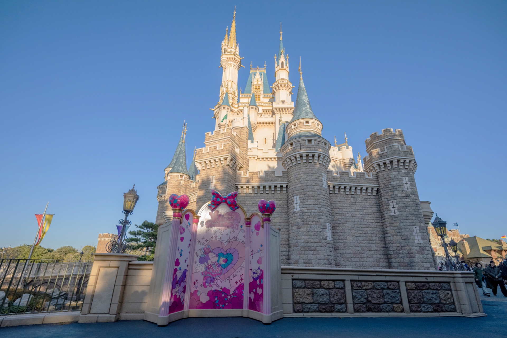 シンデレラ城横にもフォトスポットが設けられている。