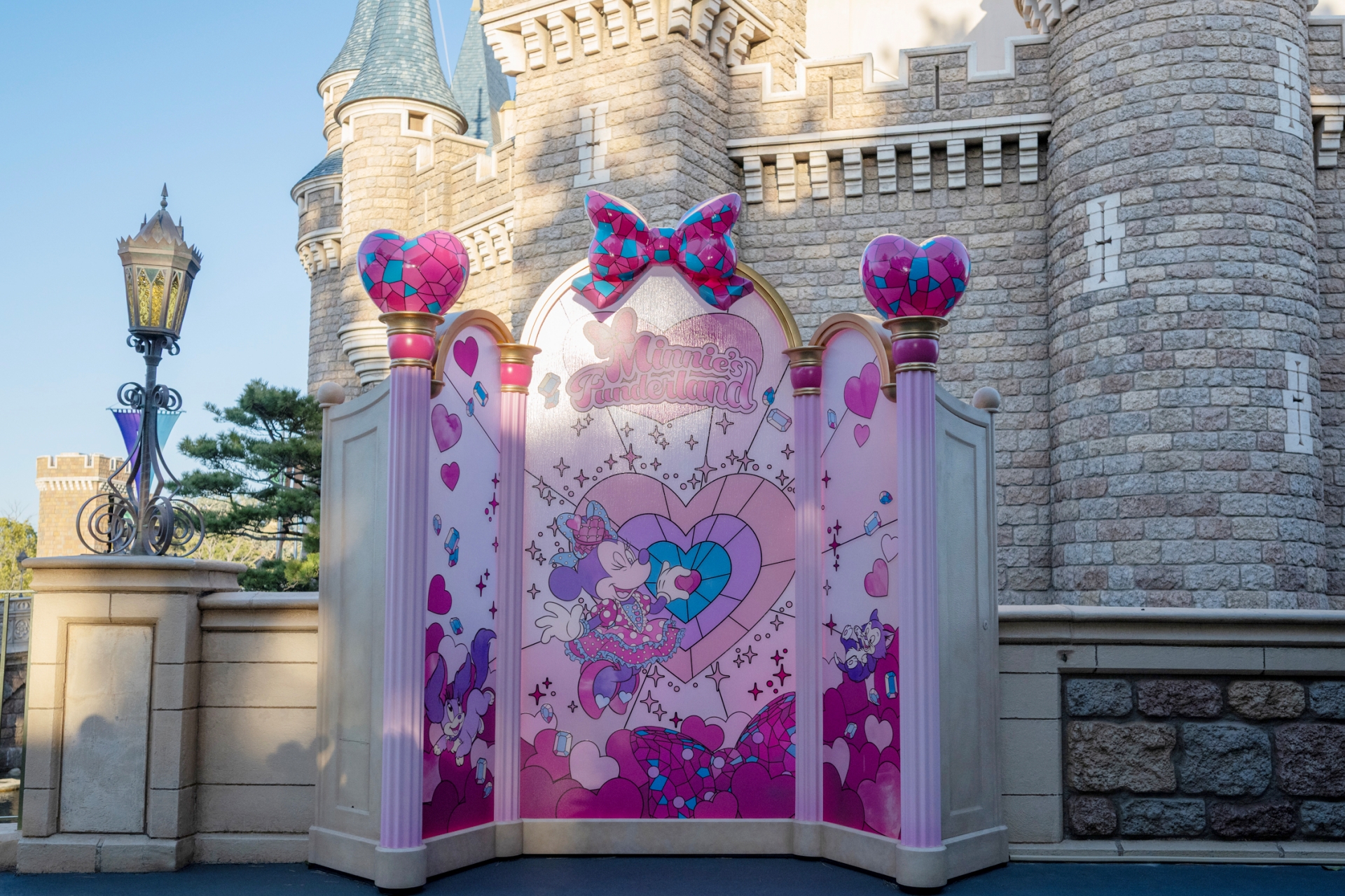 ミニーと一緒にパルパルーザのポーズでツーショットできる。