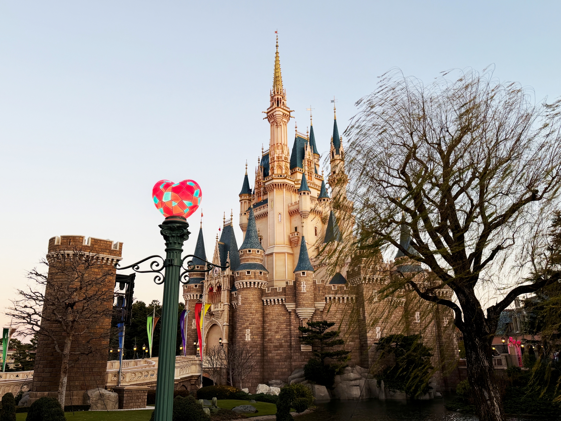 シンデレラ城前のランプポストは、ハート型のステンドグラス仕様に