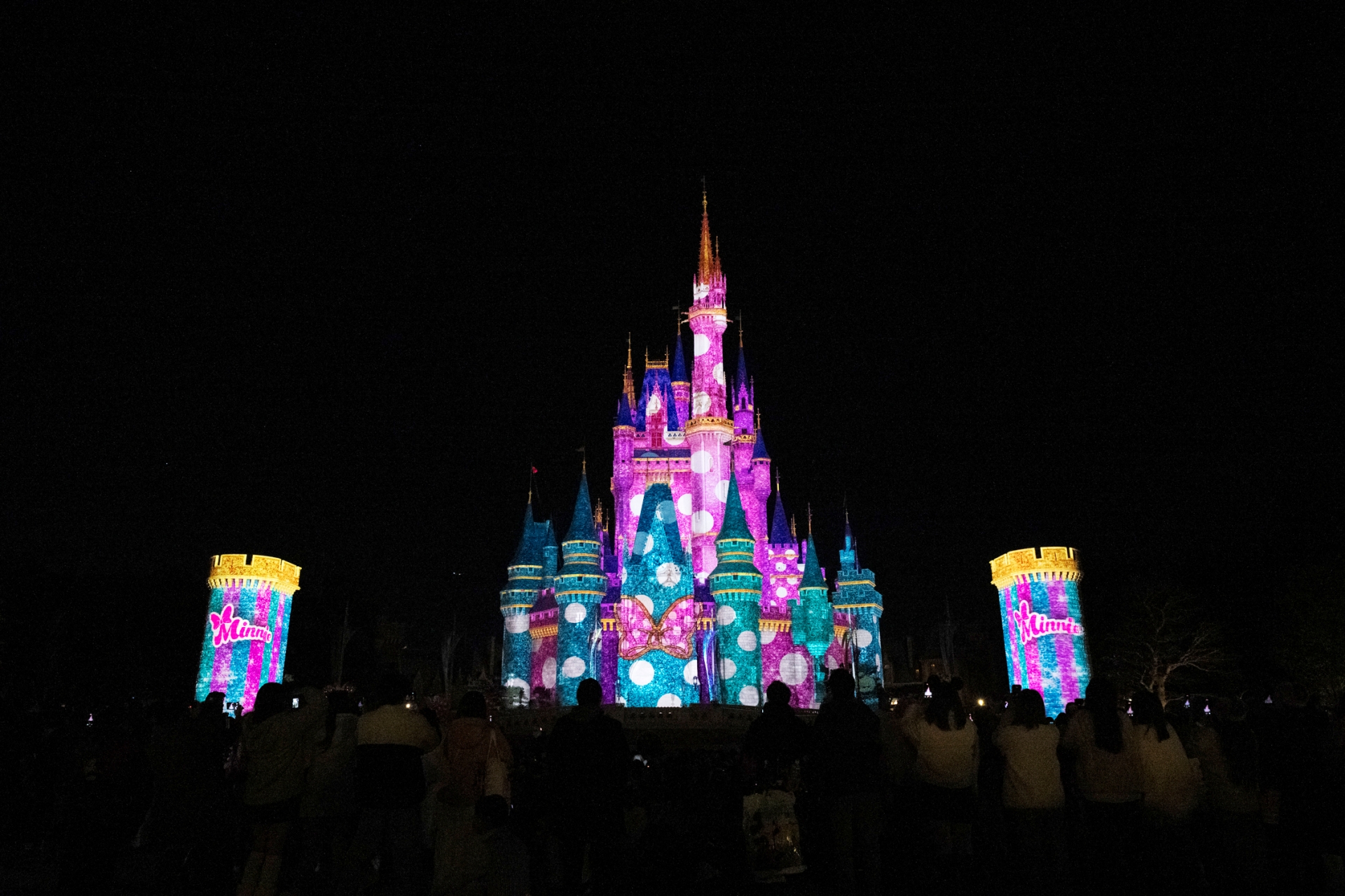 シンデレラ城がミニーをイメージしたプロジェクションマッピングで染まるひととき