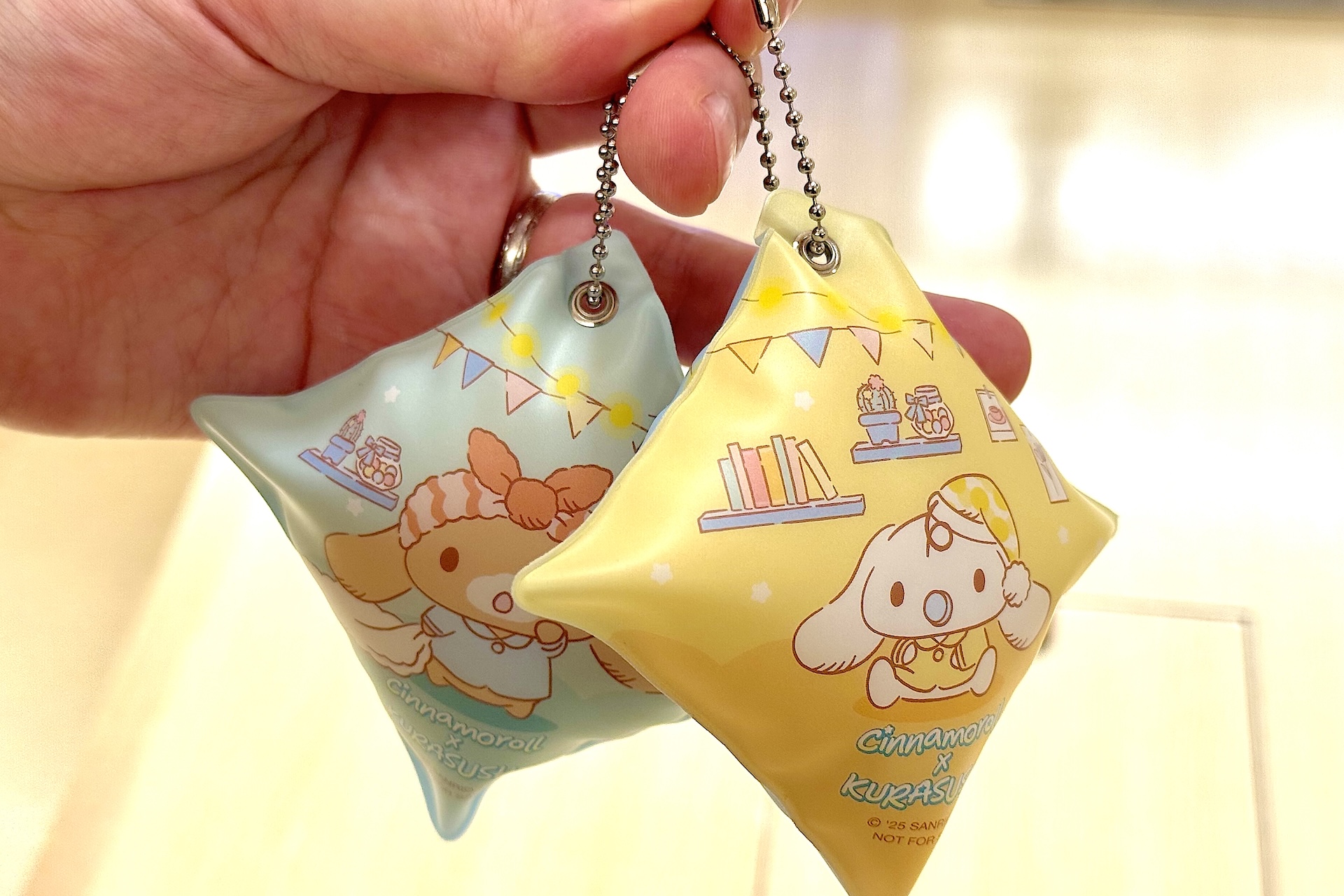 ボールチェーン付きなのでカバンやポーチなどに付けて楽しめる