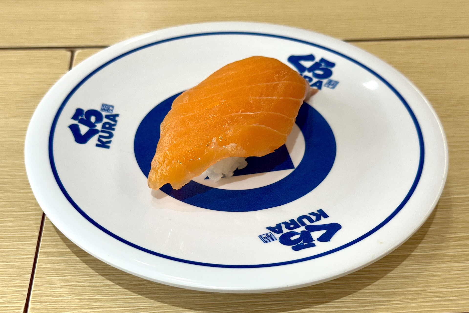 大切りサーモン（一貫） 110円 販売期間：1月28日〜2月1日