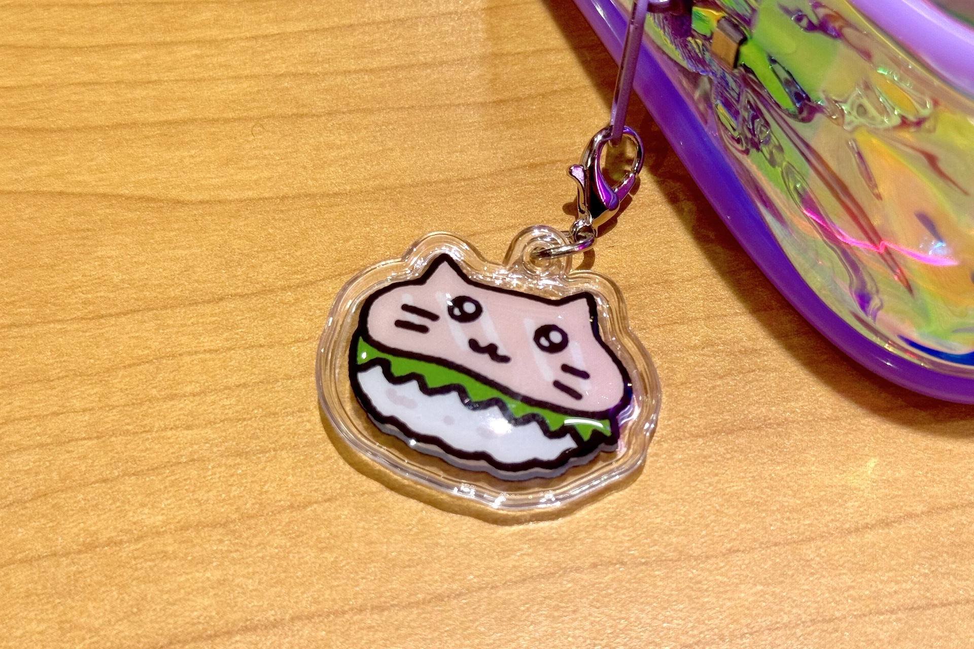 それぞれデザインが異なるミニチャーム付き