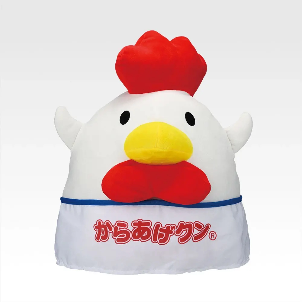 「からあげクン」の妖精ぬいぐるみ。特徴のあるトサカや可愛らしいフォルムを再現し、「からあげクン」ロゴ入りの前掛けをした特別仕様