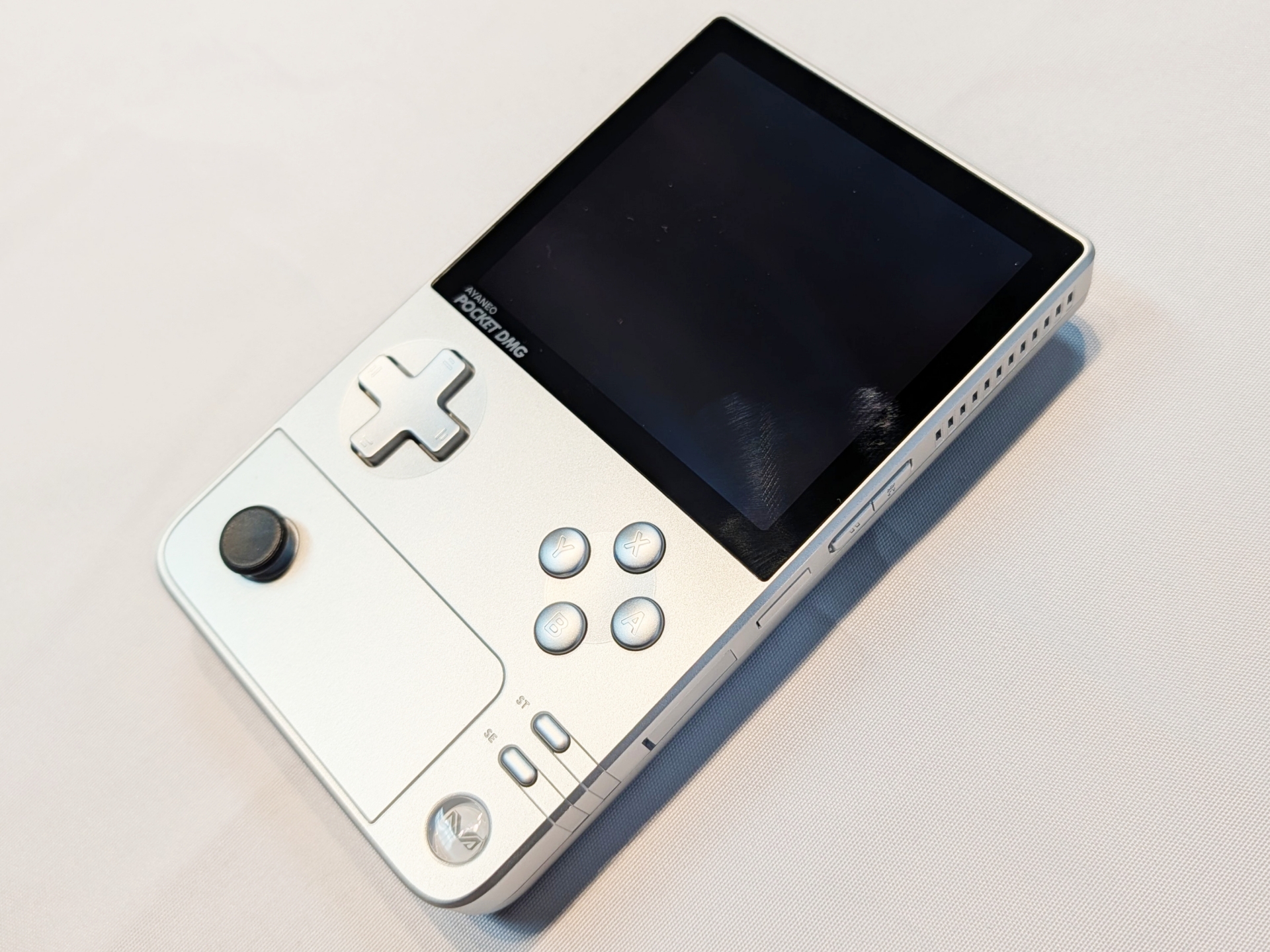 「AYANEO POCKET DMG」の新カラーとして新たに「ブライトシルバー」も追加となった。