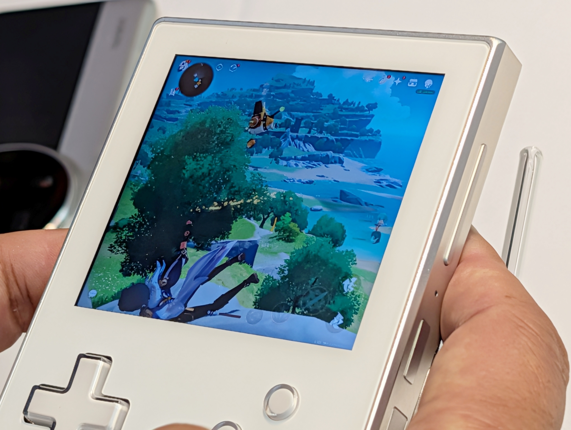 ディスプレイは3.5型/1,600×1,440ドット、アスペクト比10:9の液晶パネルを採用。サイズが小さい事もあり、高精細な引き締まった映像が表示されるのが心地よい