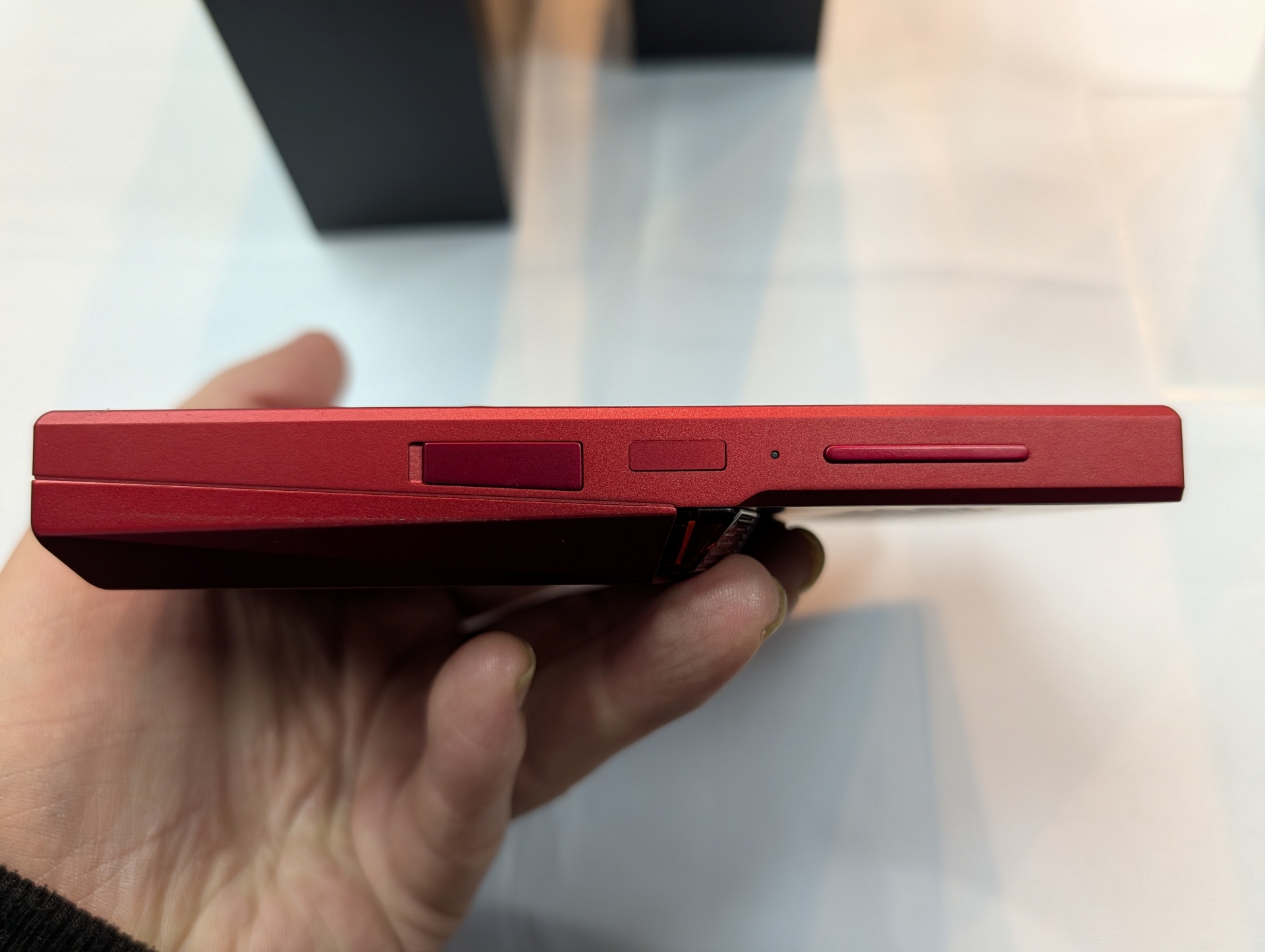 右側面には細長いボタンがあり、両端にRCボタンとMagicTouch/十字ボタン設定ボタンが配される。そのほか、指紋認証センサー内蔵の電源ボタン、microSDカードスロットも備える