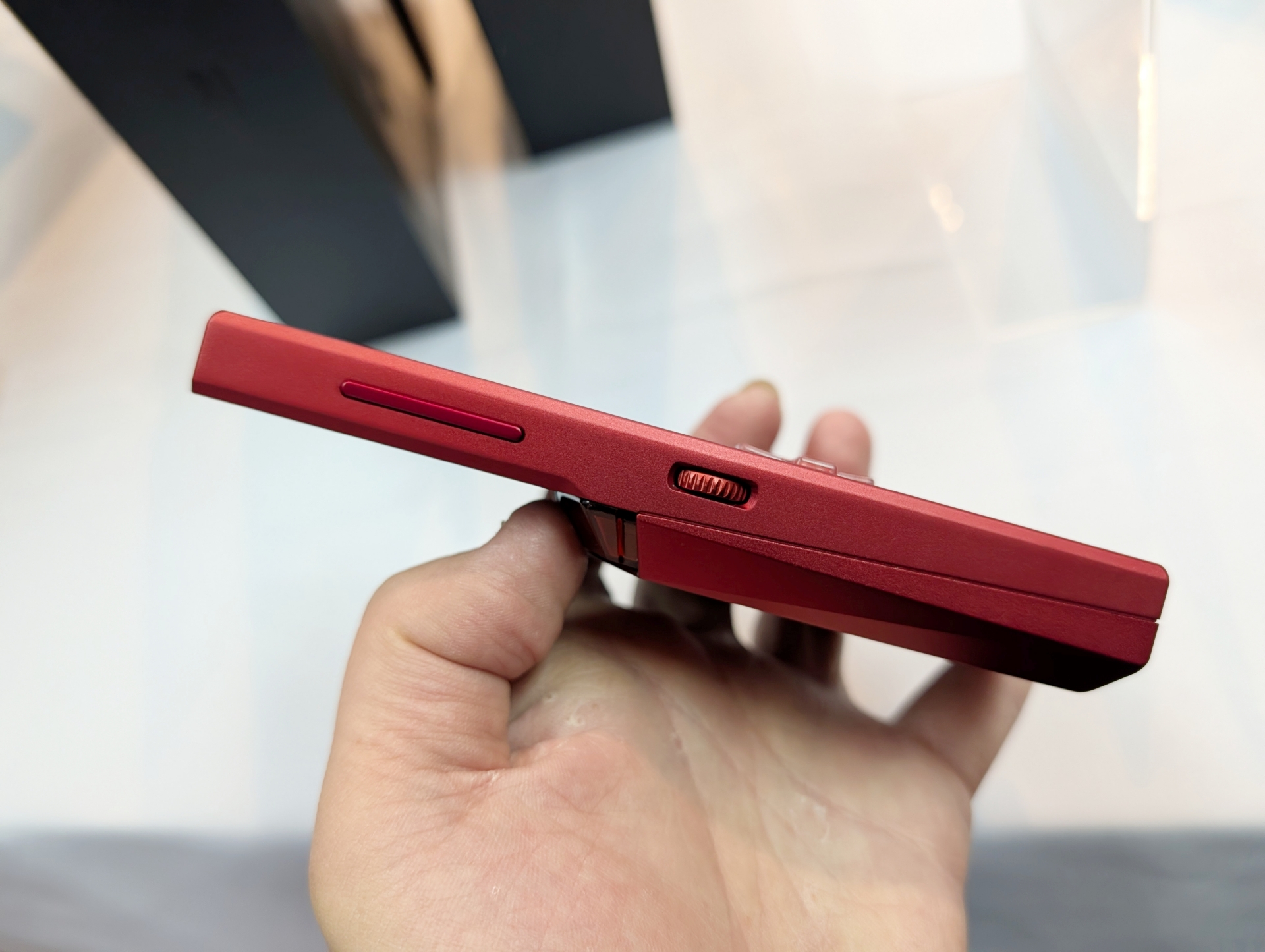 左側面にはこちらも細長いボタンの両端にLCボタンとナビゲーションボタン、MagicSwitchスクロールホイールを搭載する