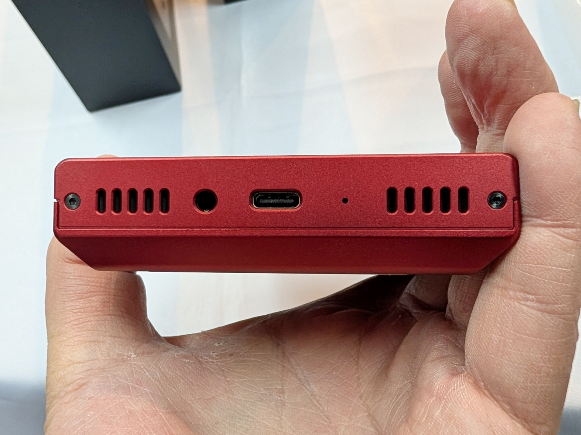 底面部にはUSB 3.1 Type-C端子を搭載するほか、ステレオスピーカーや3.5mmステレオミニ端子も備える