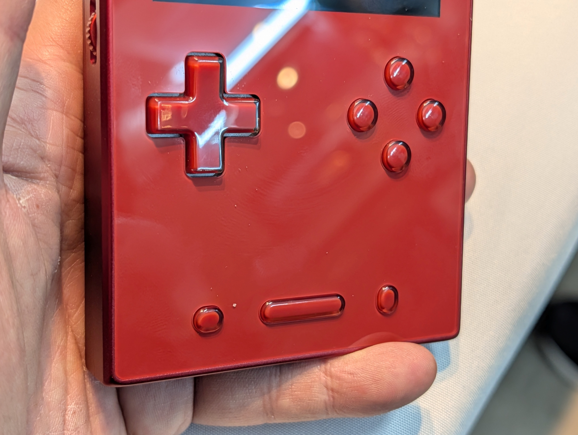 本体前面下部。一見すると何もない中央の空間には「MagicTouchスマートデュアルモードタッチパッド」を備える