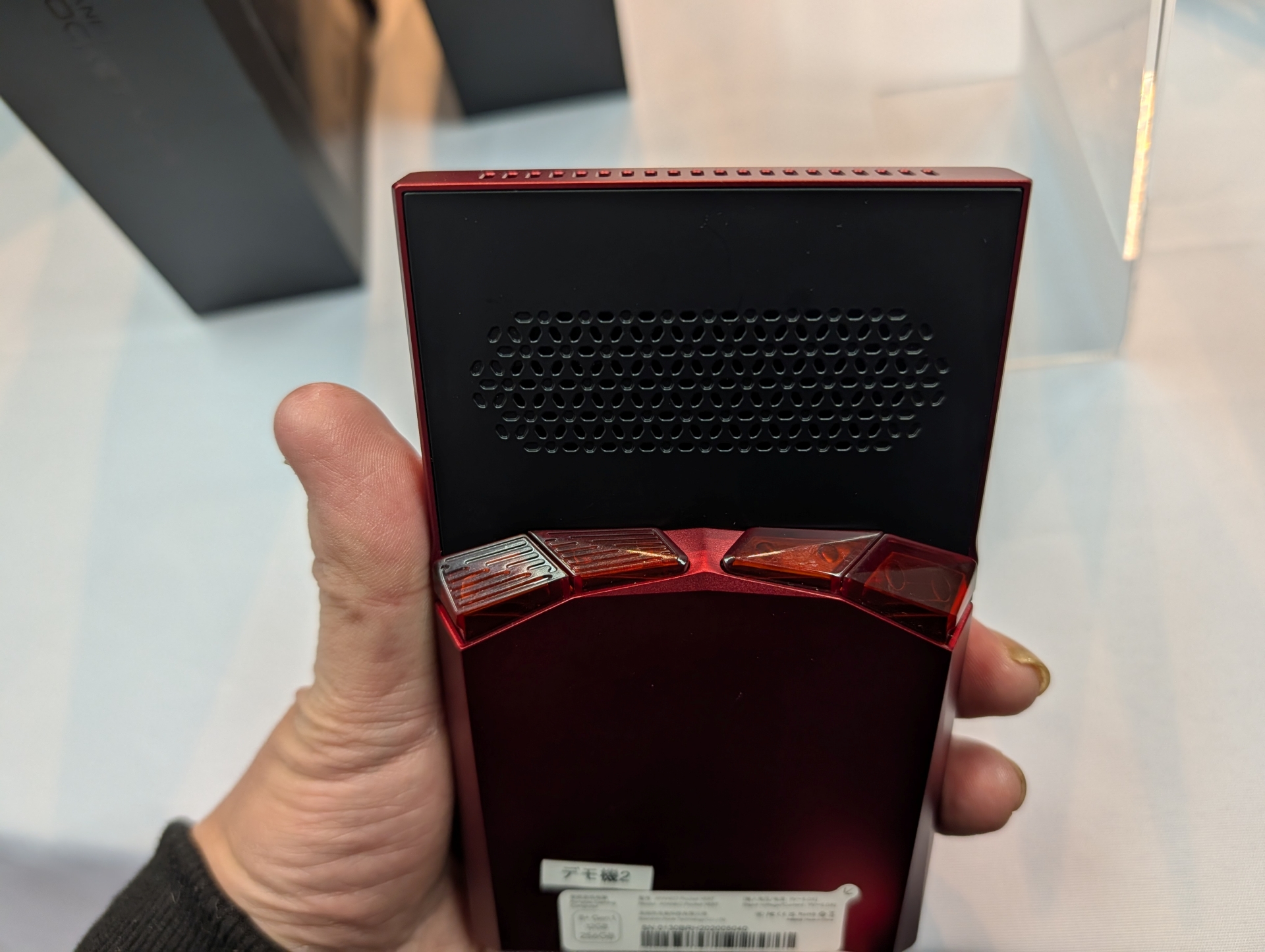 背面にはL1/L2、R1/R2ボタンが立体的に配置されている