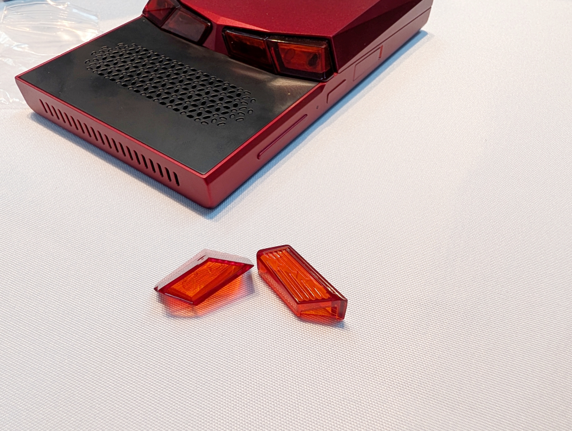 ボタン形状はダイヤモンドカット形状となっており、指だけで4つのボタンが認識できる