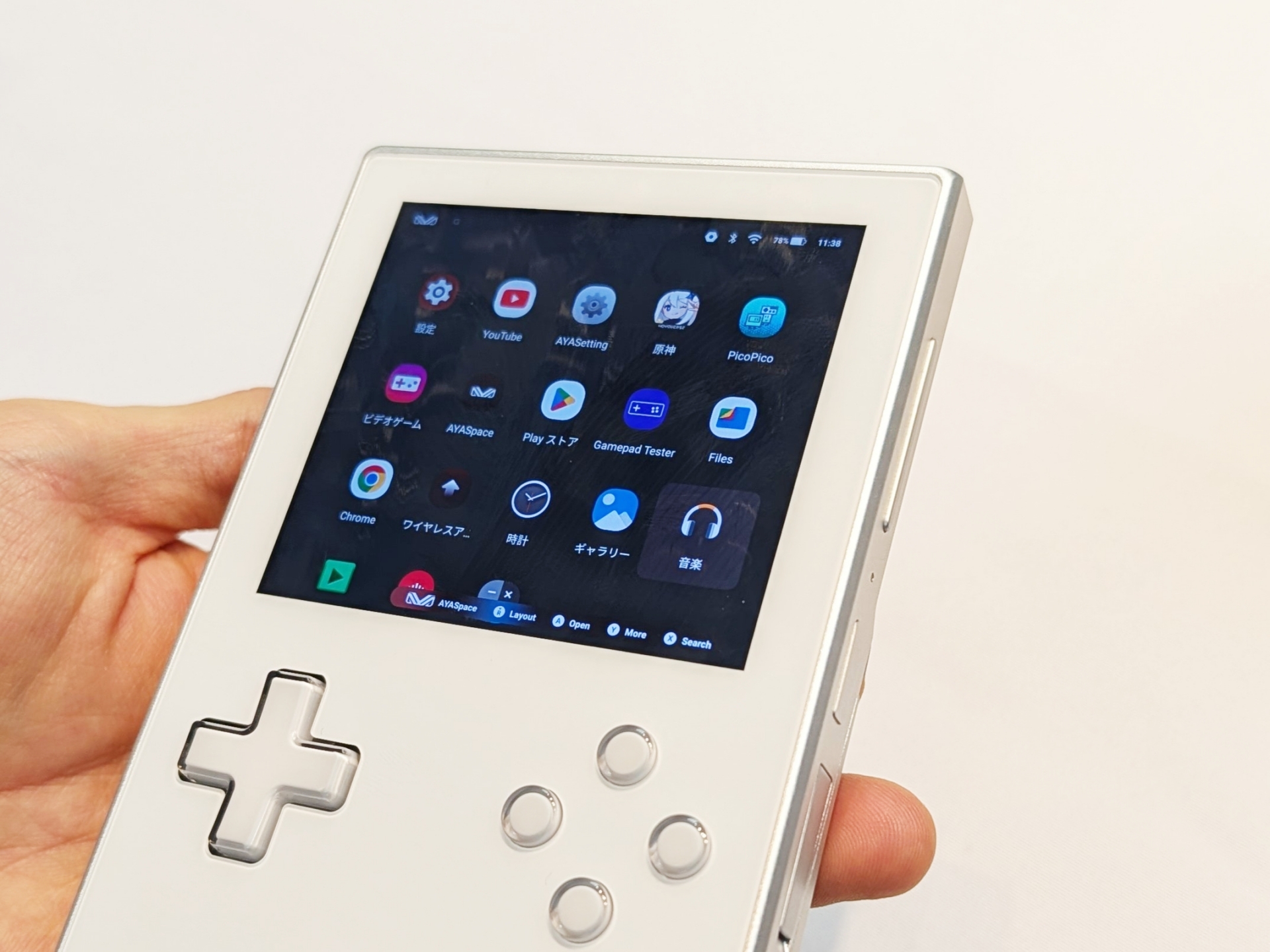 インストールされていたアプリケーション一覧。3.5型と小型ながら高解像度表示のディスプレイなので、メニューを見ているだけでも気持ちよい