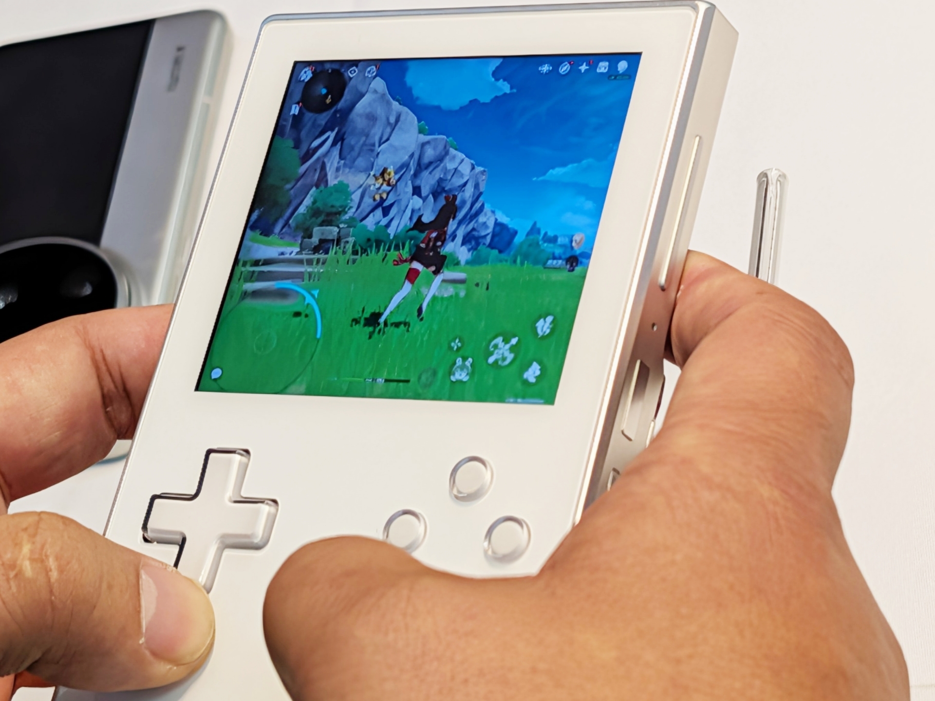 「原神」プレイ中の様子。十字キーやA/B/X/Yボタン下部のMagicTouchスマートデュアルモードタッチパッド操作だが、想像以上に快適にプレイできる