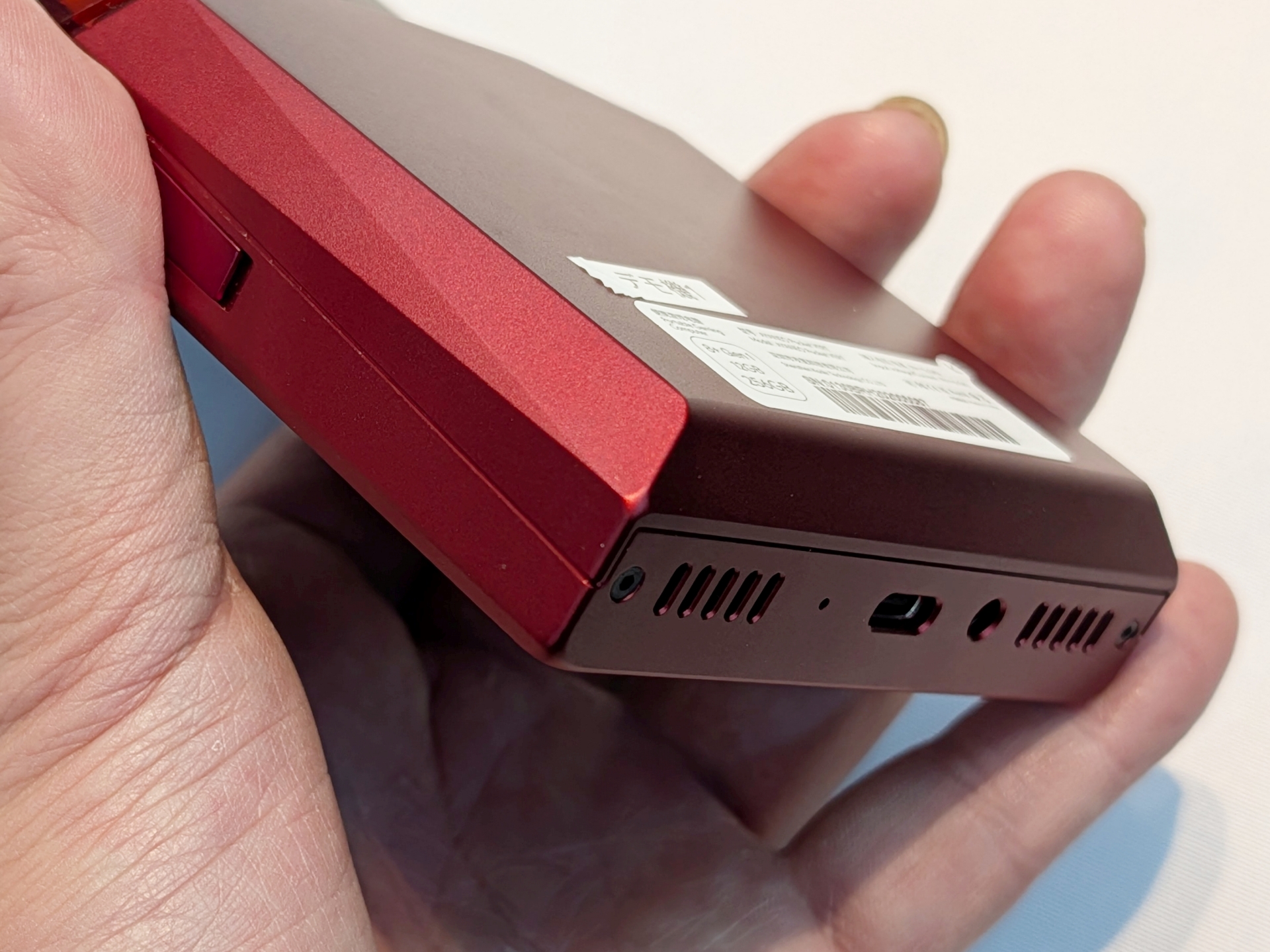 本体外観はCNC削り出しアルミ素材の高級感が感じられる