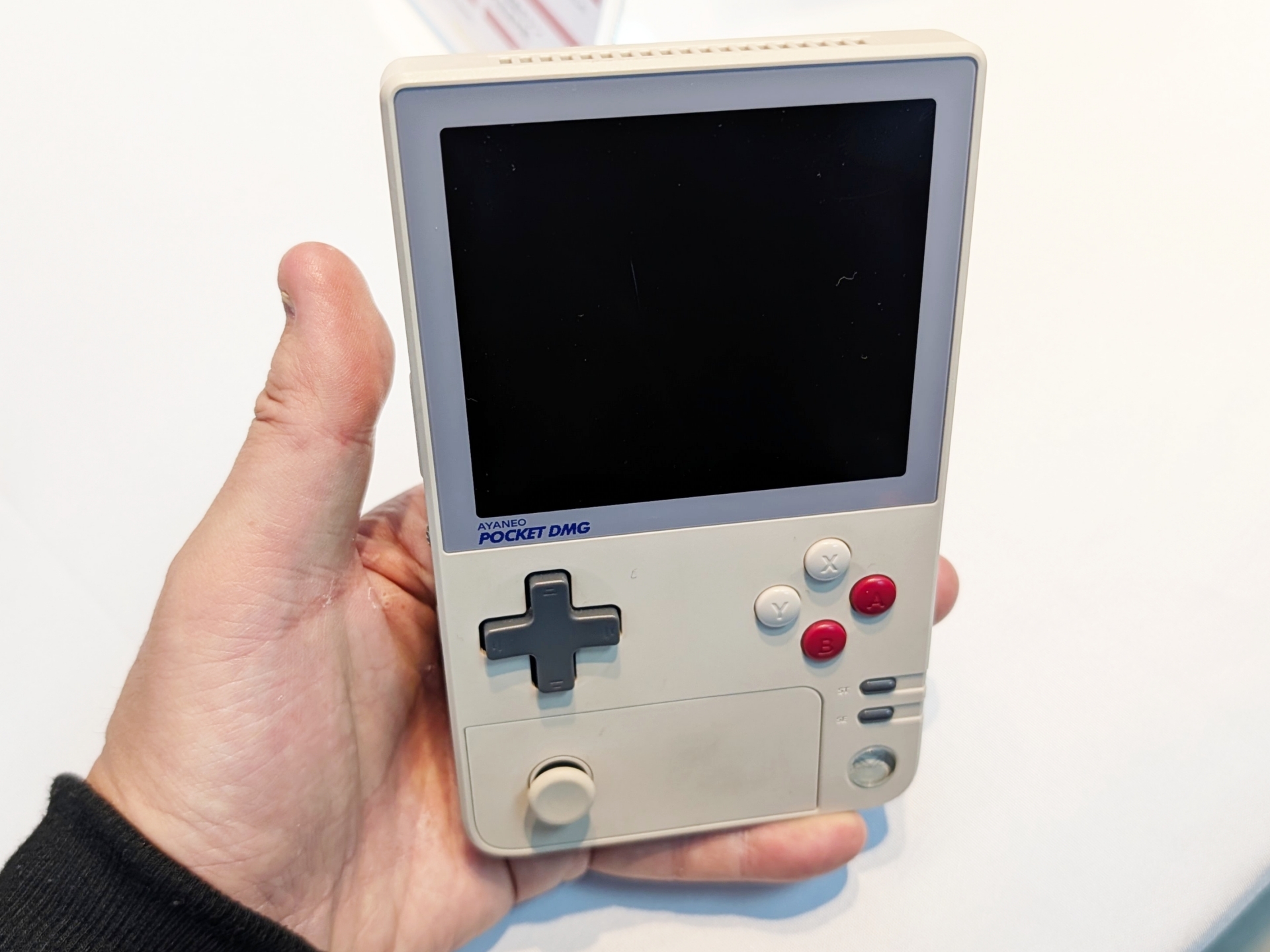 会場には「AYANEO POCKET DMG」のレトロカラーモデルも比較用に展示されていたが、正に「ゲームボーイ」感溢れるカラーリングだ