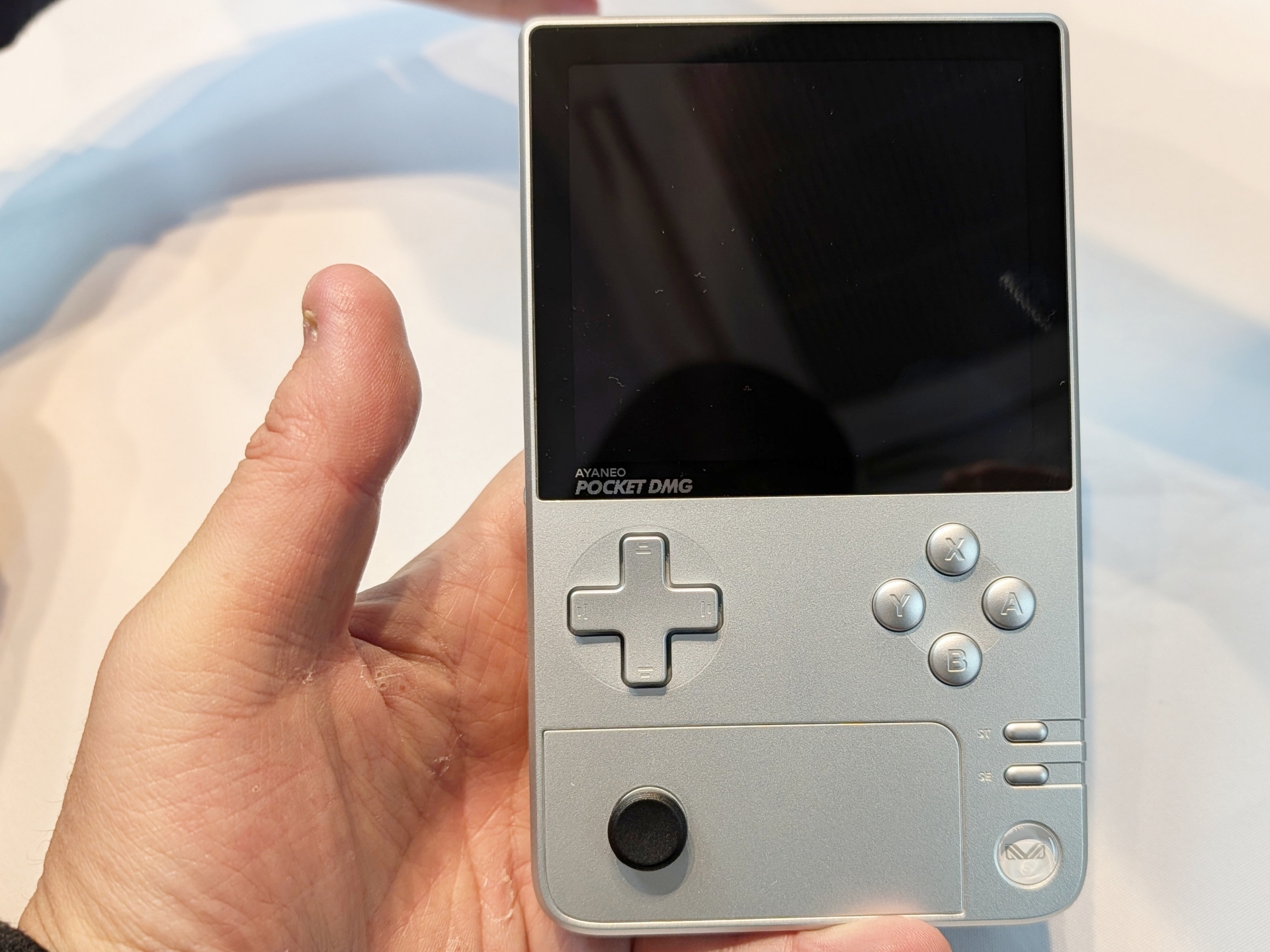 本日発売のブライトシルバー「AYANEO POCKET DMG」も展示。こちらは1996年発売の「ゲームボーイ ポケット」のシルバーカラーを意識したカラーリングとなっており、山田氏は「50代の人には刺さるカラーリング」とコメントして笑いを誘っていた