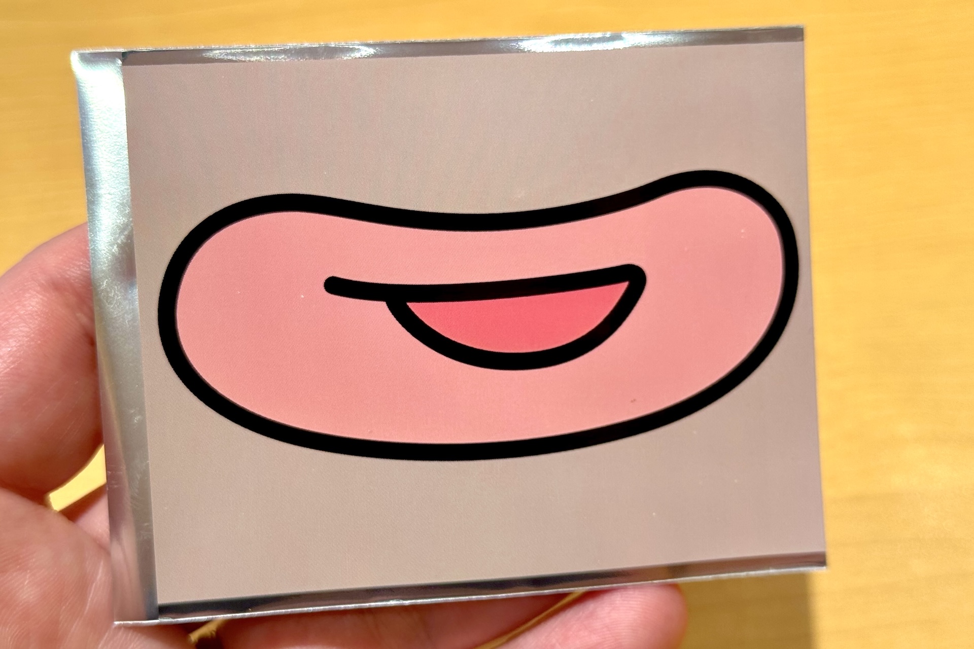 包み紙の裏側はチョコジローの特徴的なくちびるをデザイン。自分の口元に当てて写真撮影などを楽しもう