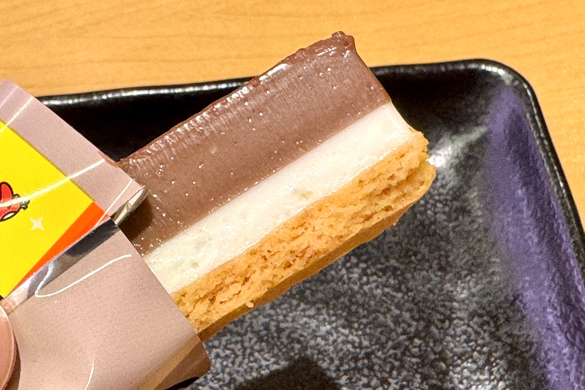 チョコの層、ムースの層、そしてサクサク食感が楽しめるクッキーの層の3層。ねっとりと濃厚なカタラーナにサクサク食感がプラスされた、コラボならではのスイーツに仕上がっている