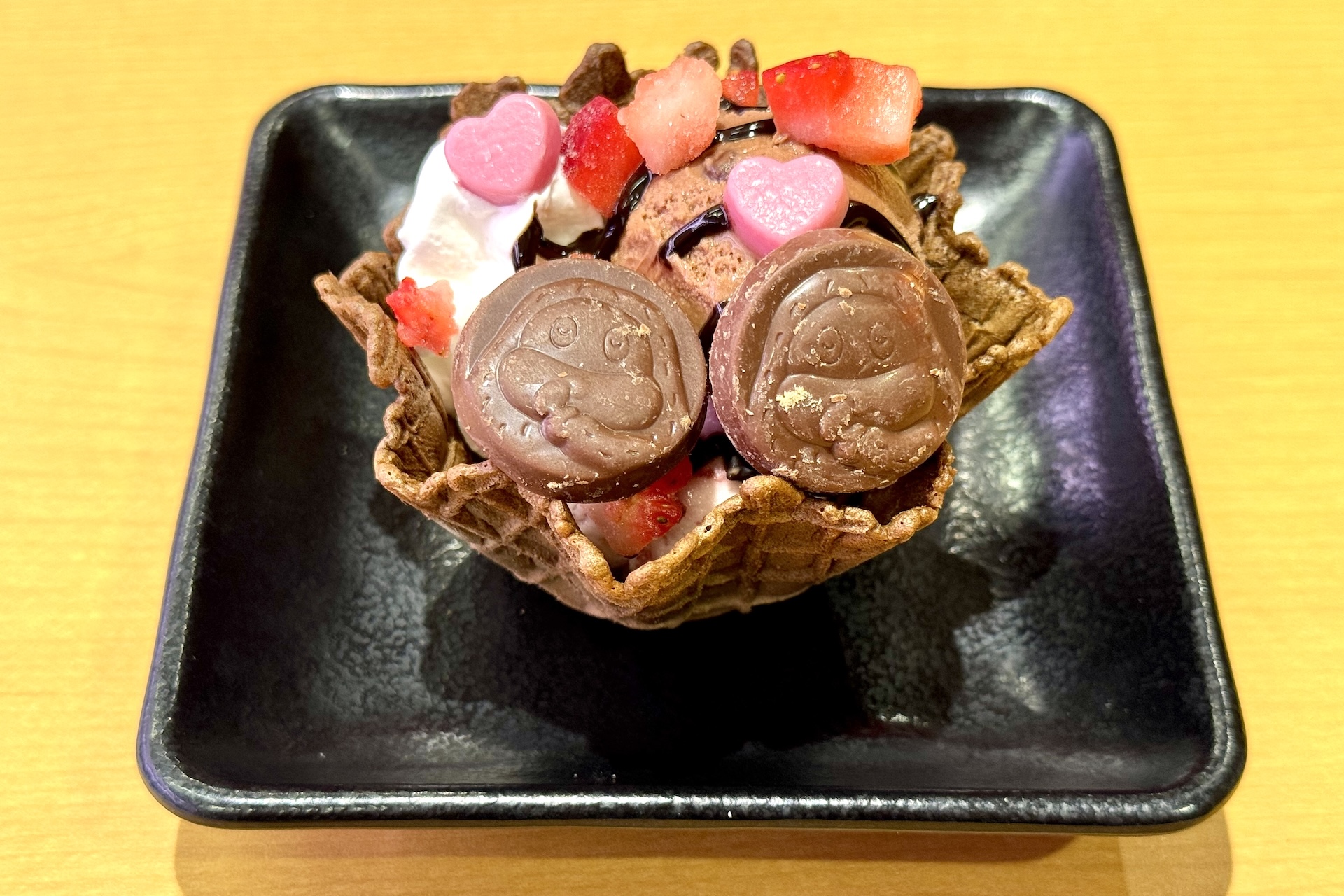 「チョコジローのワッフルボウル」 価格：360円〜 販売期間：1月28日〜2月15日 ※※販売予定総数24.3万食が完売次第終了