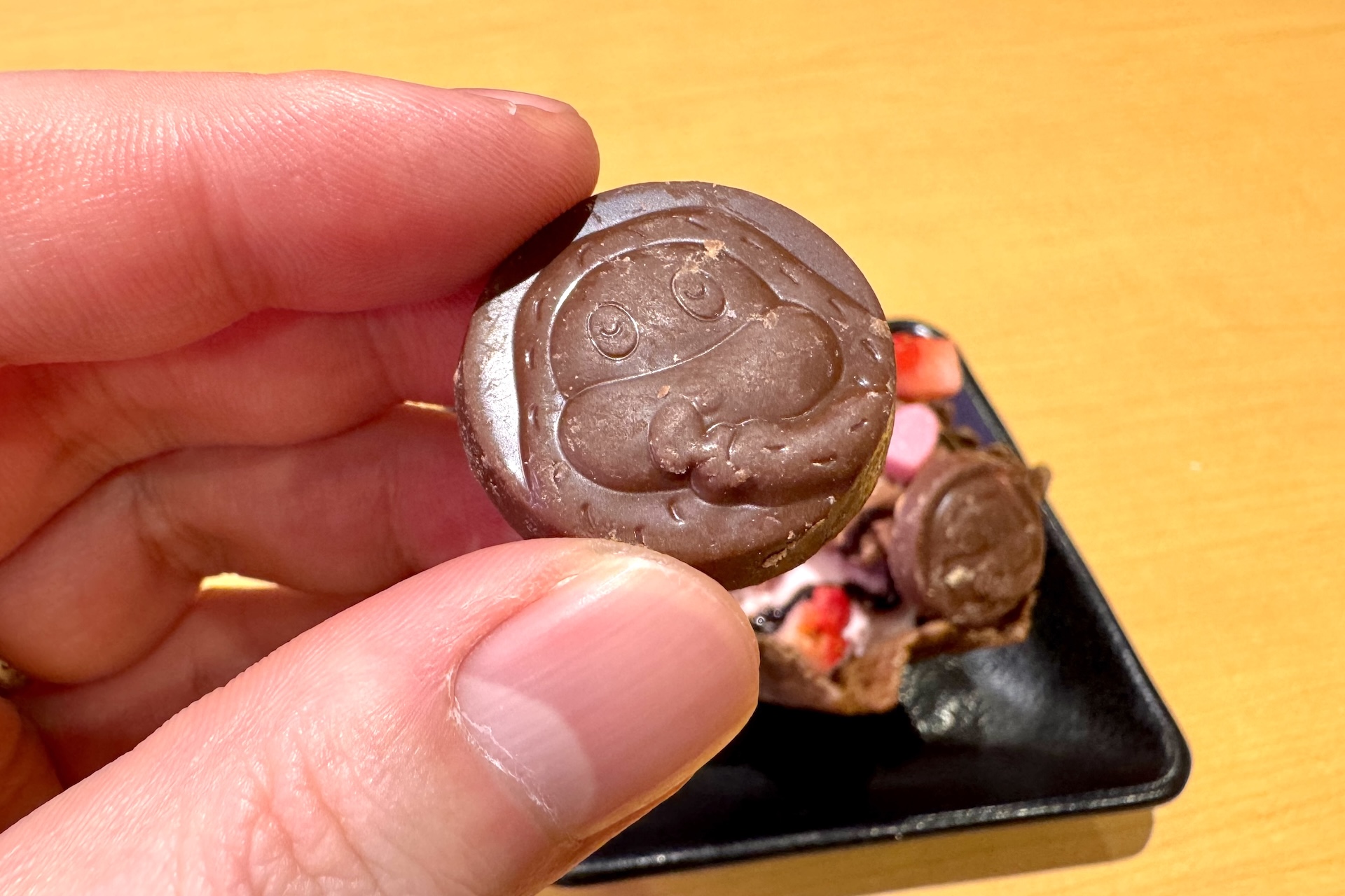 ボウル型のワッフルにチョコアイスやチョコソース、ハート形のミニチョコに加え、主役のチョコジローがトッピングされている、見た目も楽しいチョコづくしのスイーツだ
