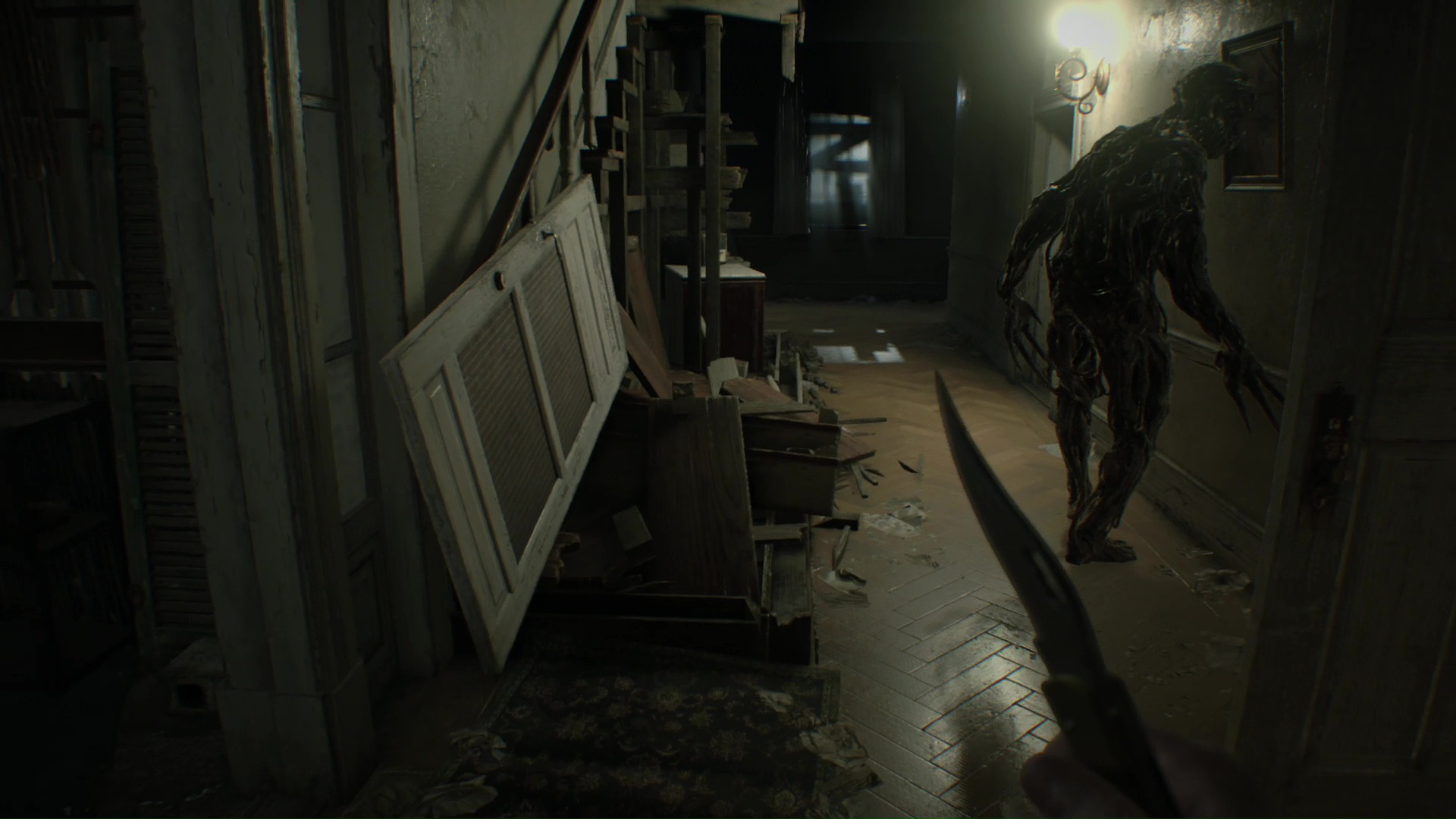 「バイオハザード7」からは新主人公のイーサンが登場し、これまでとは別角度から物語が描かれている。画面はPS4版「バイオハザード7」