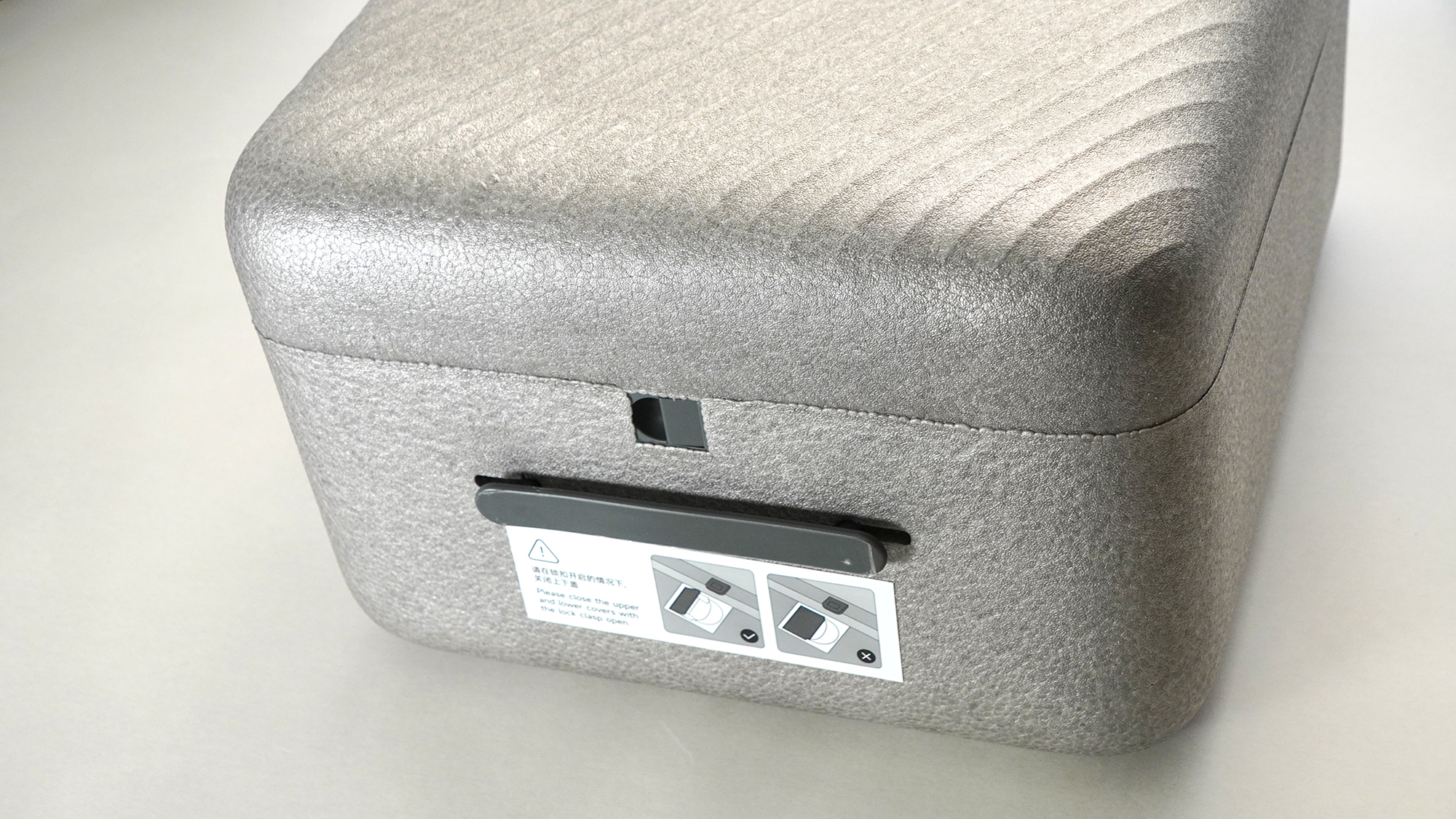 プラスチック製の留め金と取っ手がついている