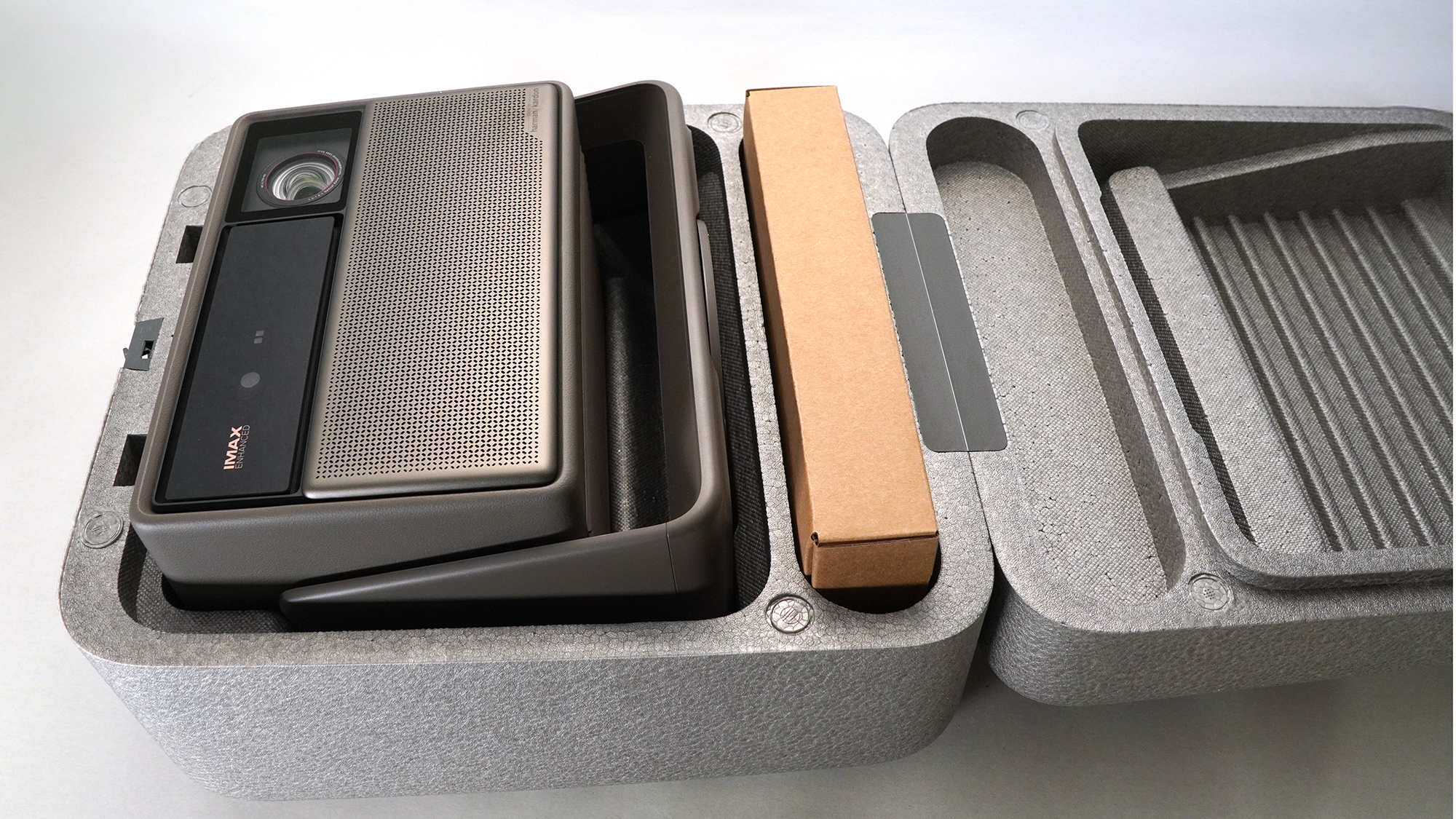 本体とACアダプター、付属品をすべて収納できる