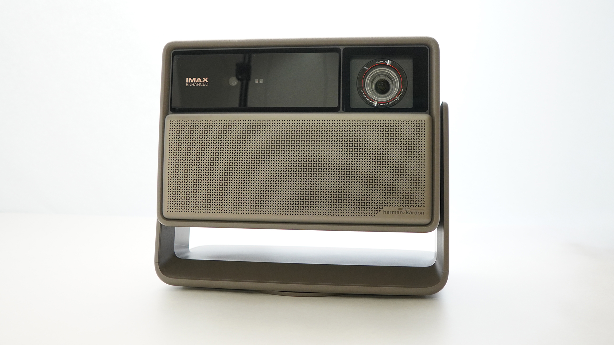 正面から。上にレンズ、下はスピーカーになっている