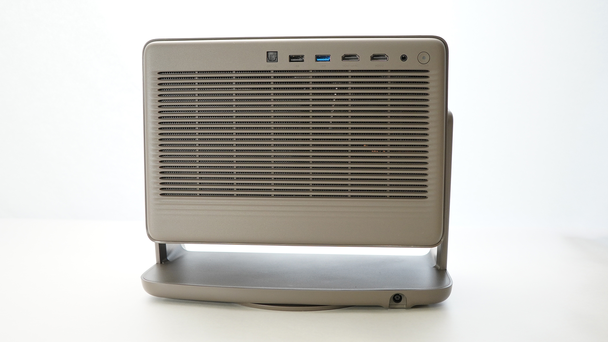 背面は全面が排気口になっており、上部にI/Oポートや電源スイッチが並んでいる