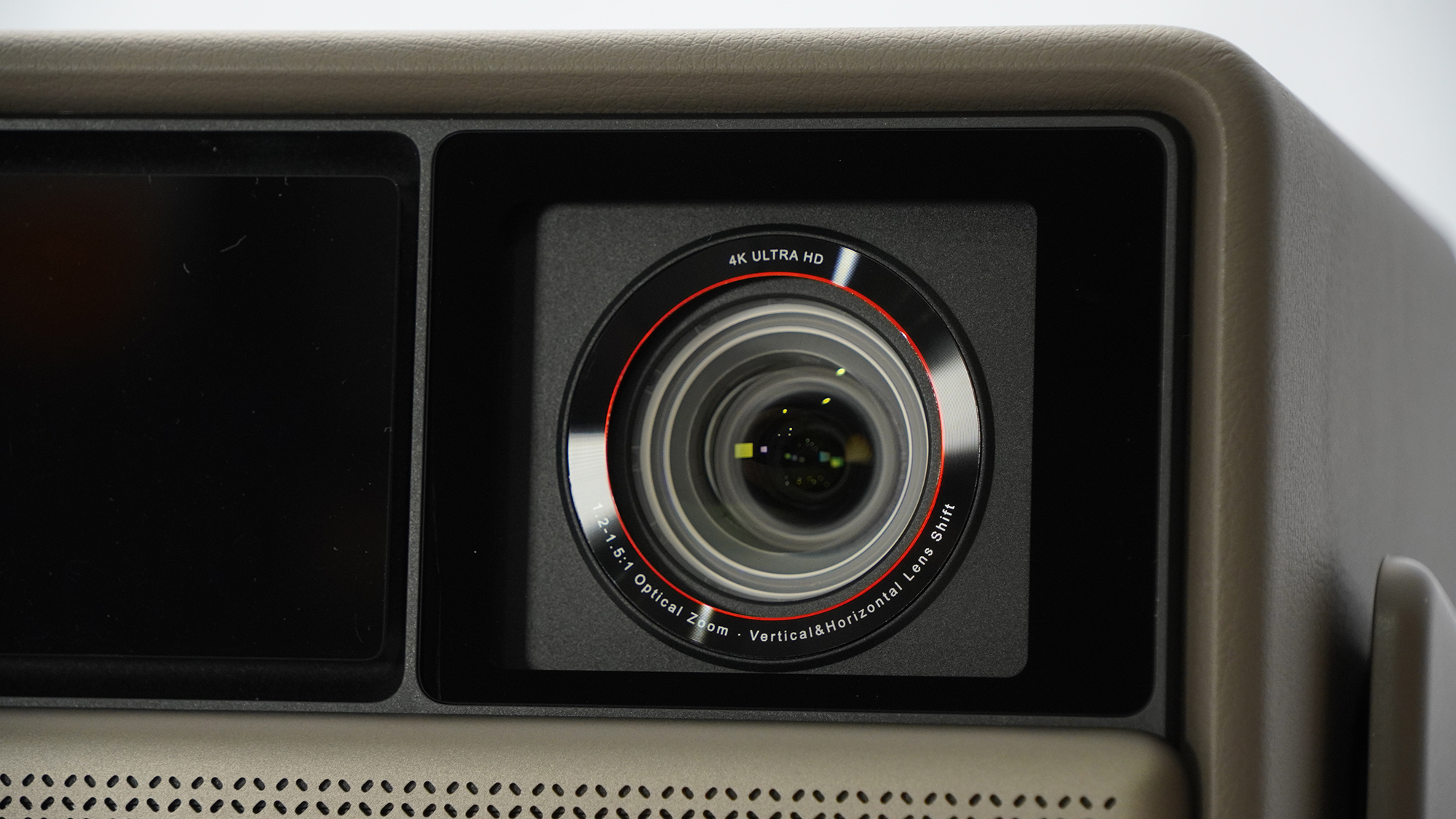 複数のレンズで構成されたレンズ部分。本機の心臓部ともいえる場所だ