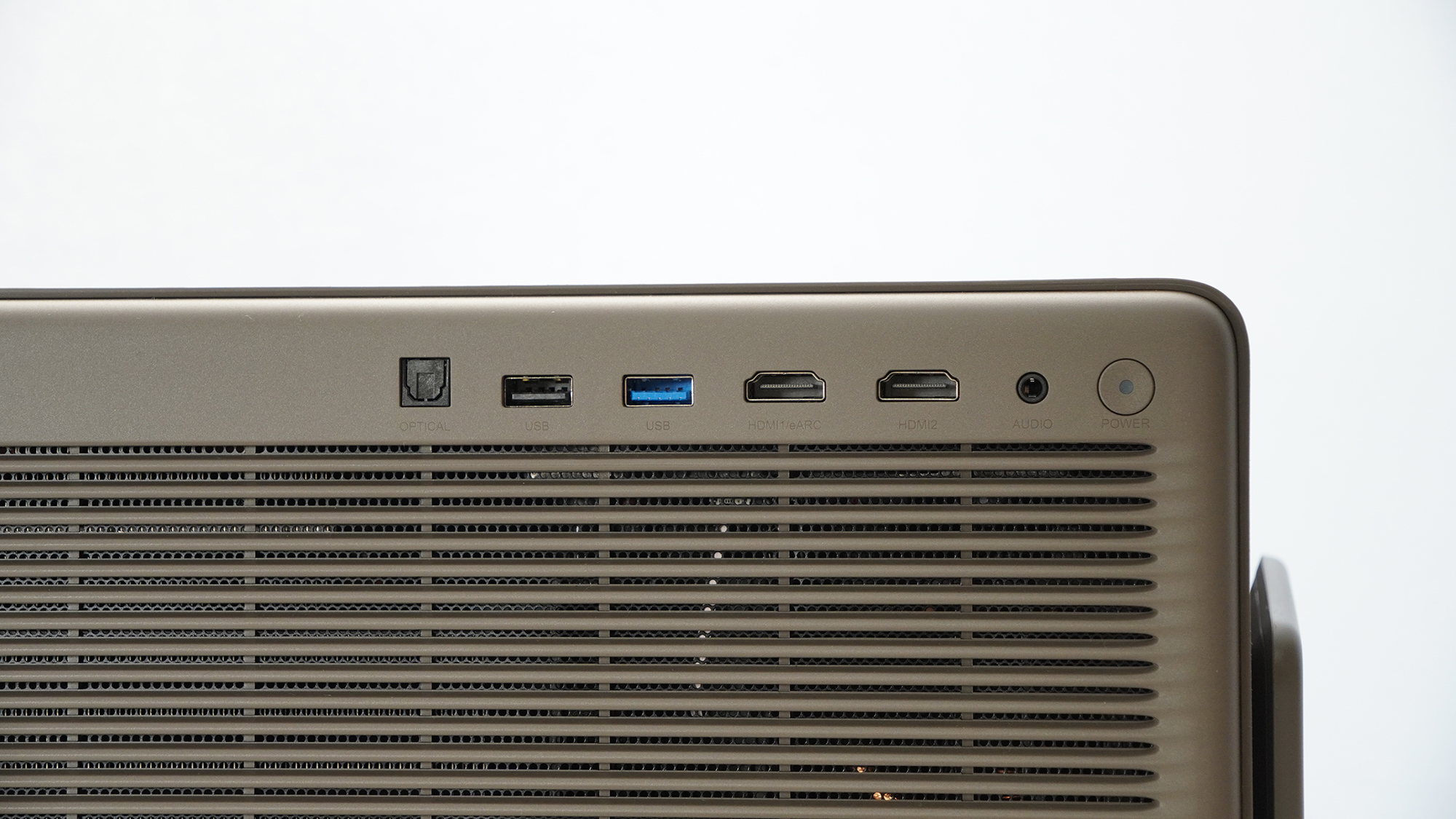 左からオプティカルポート、USB 2.0、USB 3.0、HDMI（eARC対応）、HDMI、イヤホンジャック、電源