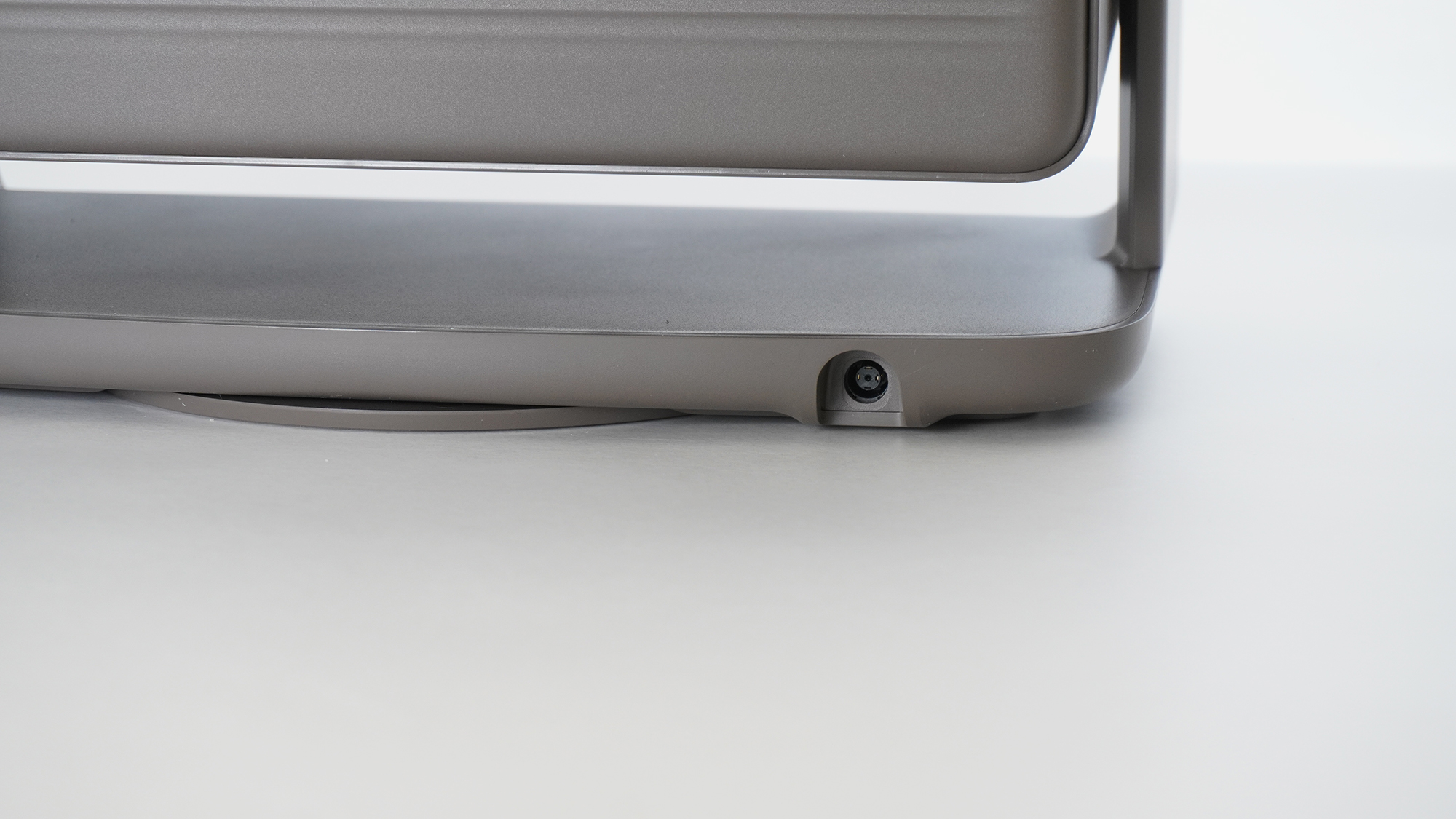 電源は台座の右下最下部にあり、プロジェクターの動きを邪魔しない