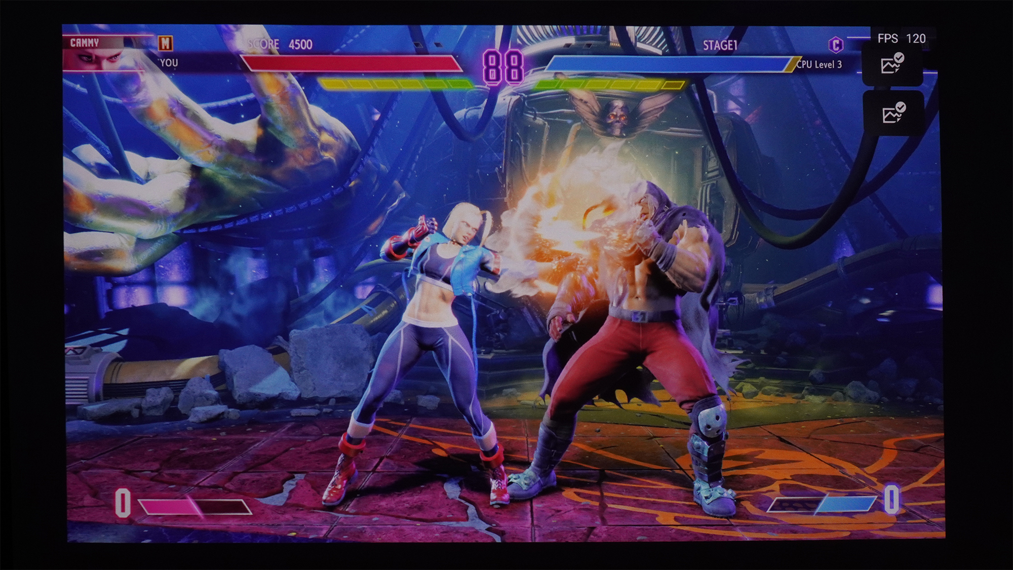 シーリングライトオフ。画面は当然鮮やかだが、生活空間としては暗すぎるので少々不便