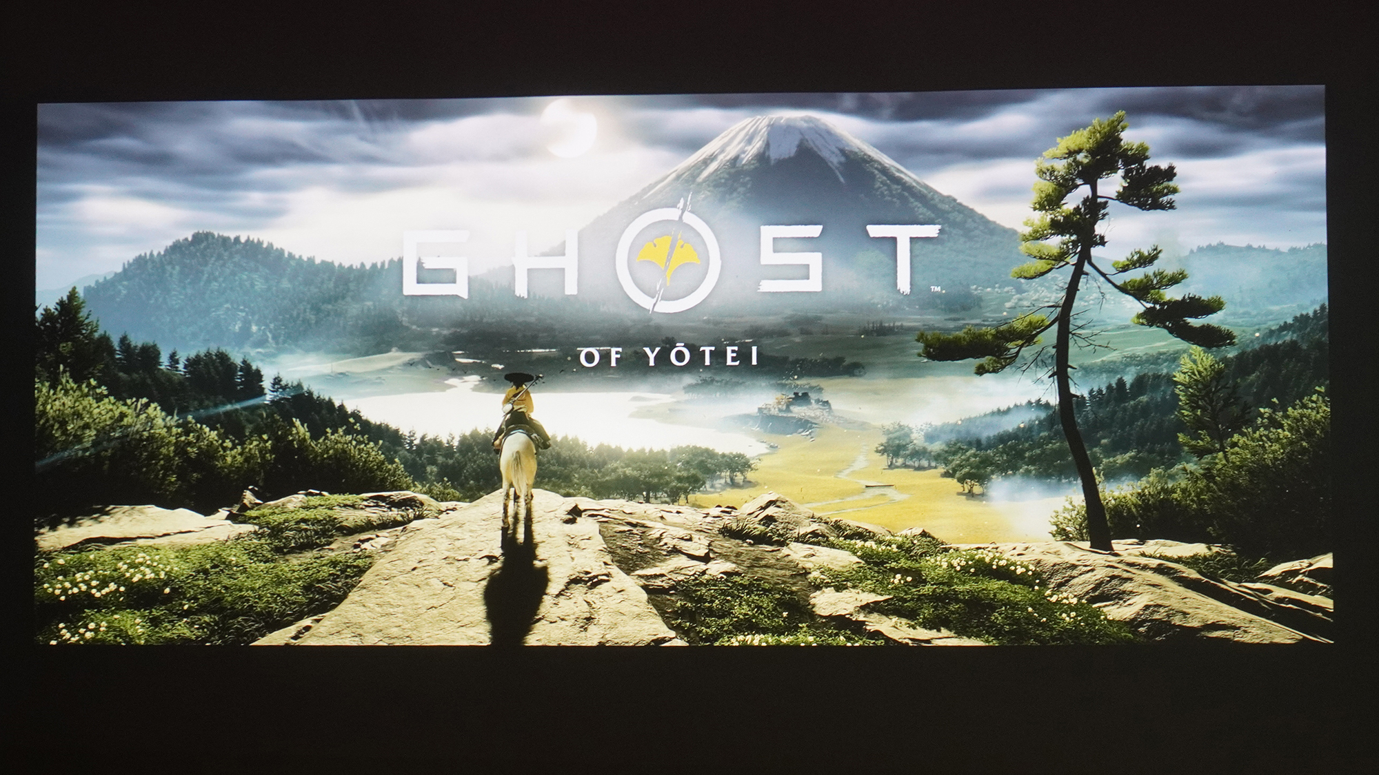 「ゴースト・オブ・ヨウテイ」オープニング画面。100インチでも高密度な4Kの色鮮やな画面はまるで映画