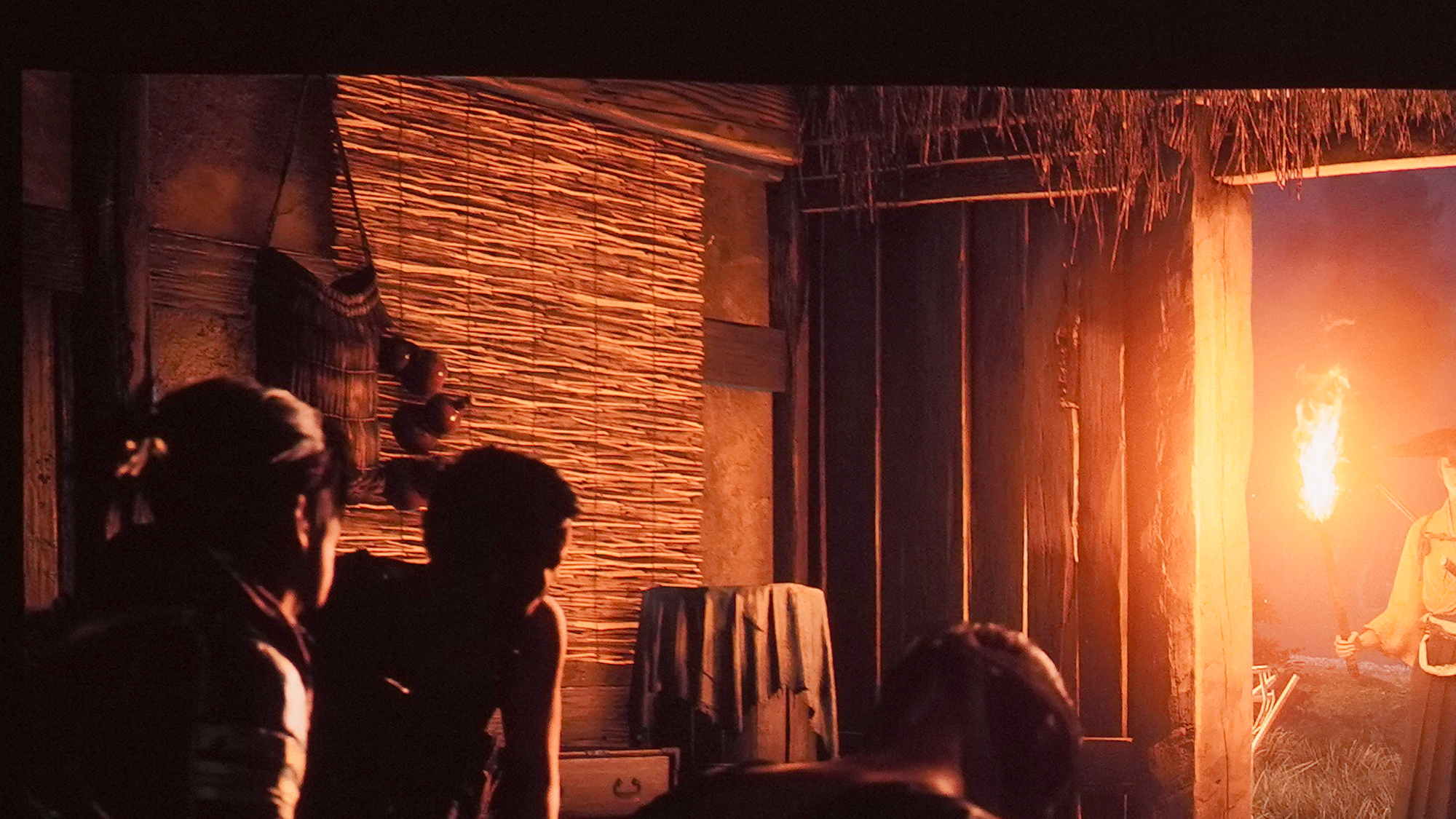 オンにすると、黒が引き上げられて、壁の辺りが明るくなっているのが分かる