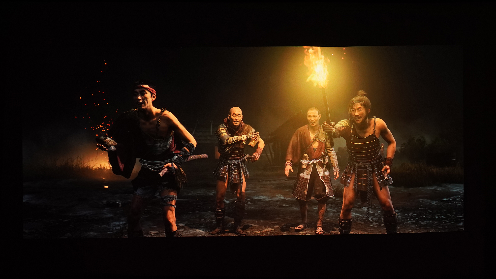 輝度が高いため、燃え上がる炎のまぶしさが際立つ