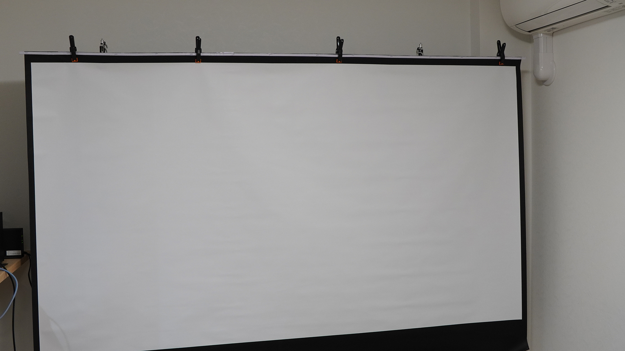 壁幅ぴったりのスクリーン。壁全体がスクリーンなるのは、ミニシアターのようでとても楽しい