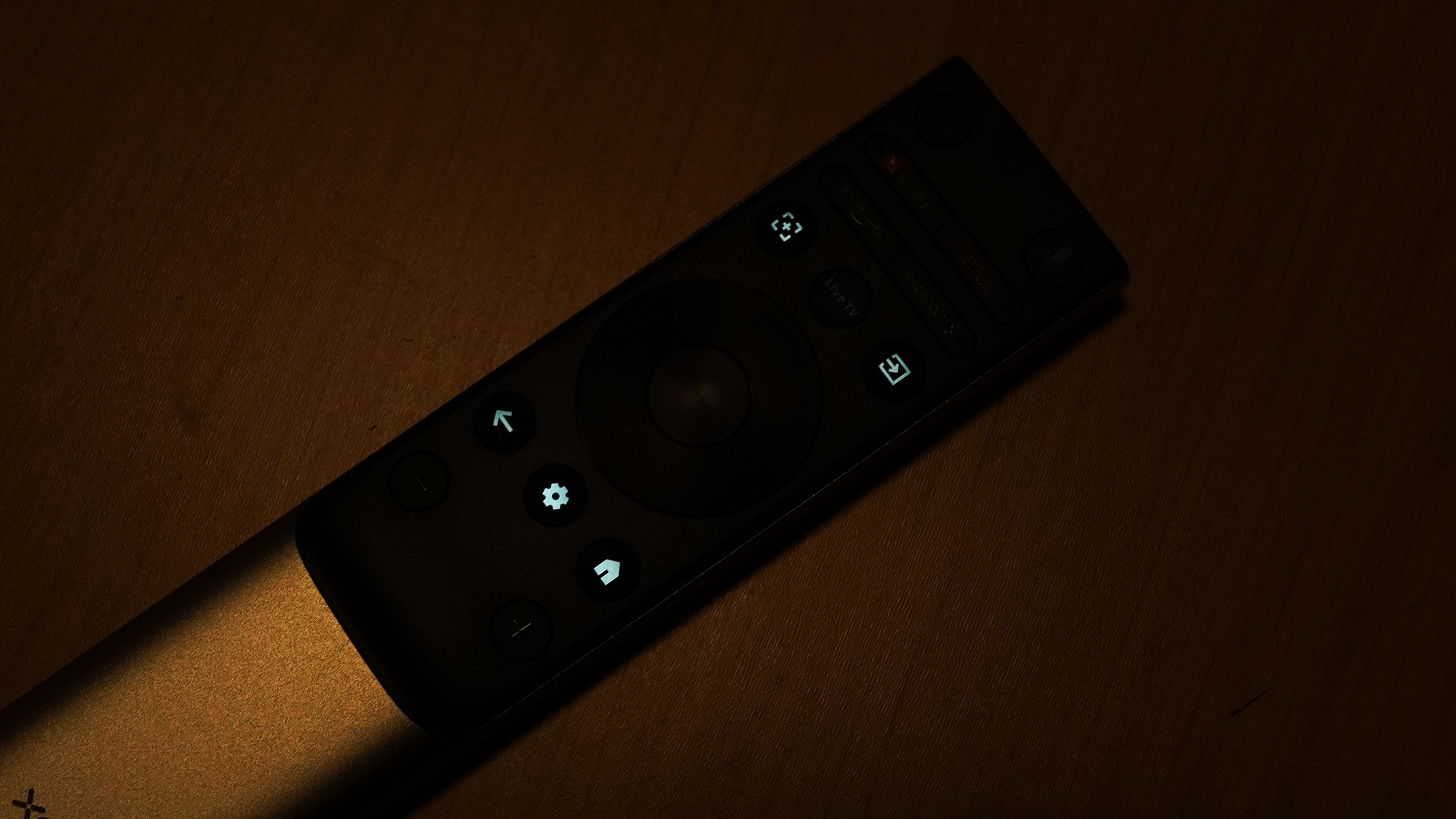 入力切替や機能、ホームボタンなどよく使うボタンにはバックライトがあるため暗所でも使いやすい