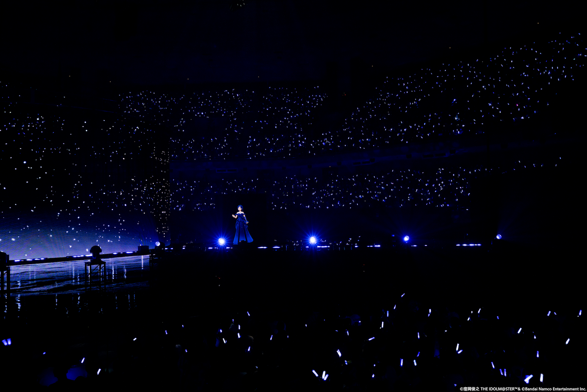 観客の誰もが、彼女がステージを降りるとは思っていなかったはず。それだけに驚きも大きく、この日一番のサプライズになった。会場が暗かったこともあり遠くからはLEDパネルが見えず、筆者も本当に千早が通路を歩いていると思っていた