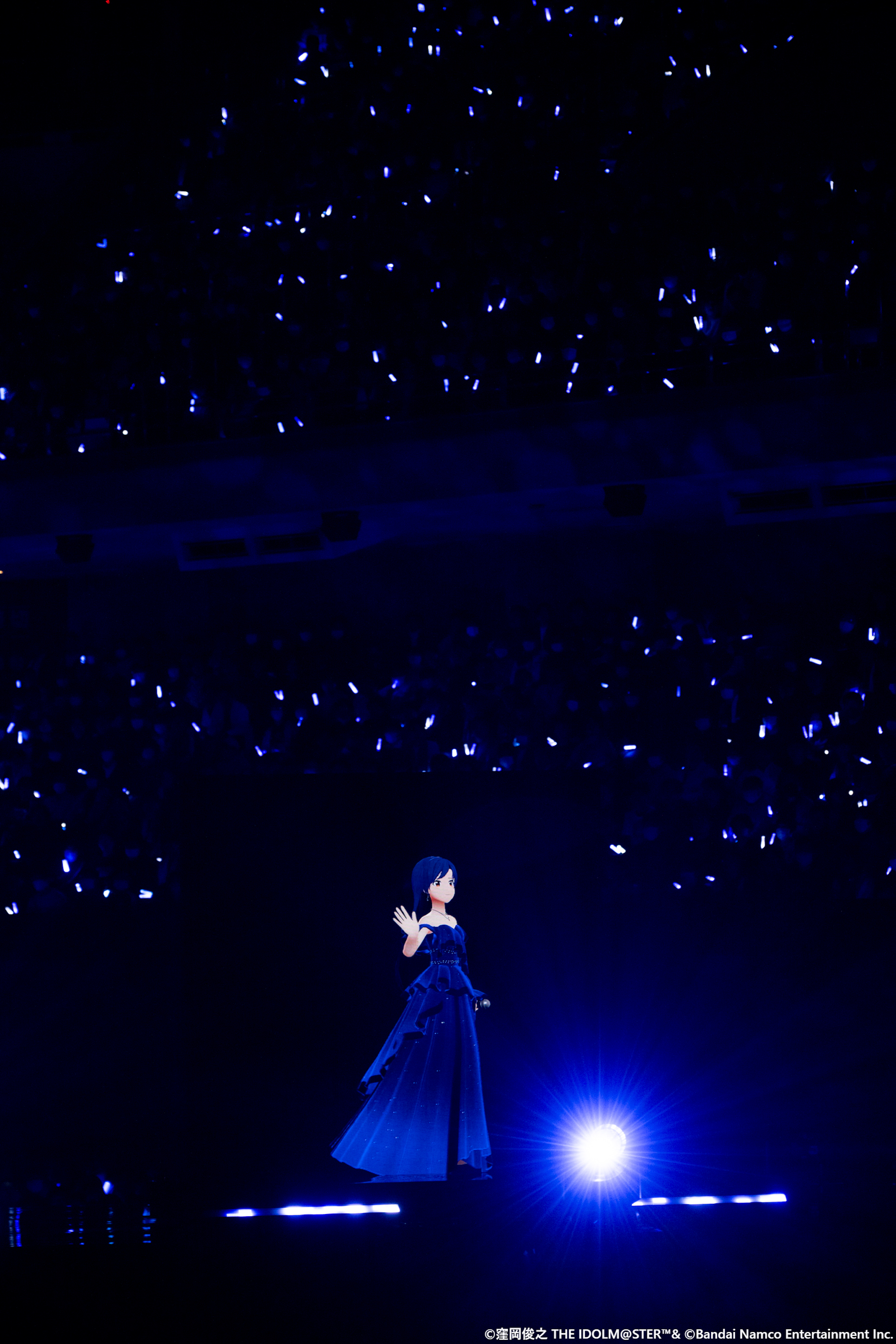 観客の誰もが、彼女がステージを降りるとは思っていなかったはず。それだけに驚きも大きく、この日一番のサプライズになった。会場が暗かったこともあり遠くからはLEDパネルが見えず、筆者も本当に千早が通路を歩いていると思っていた