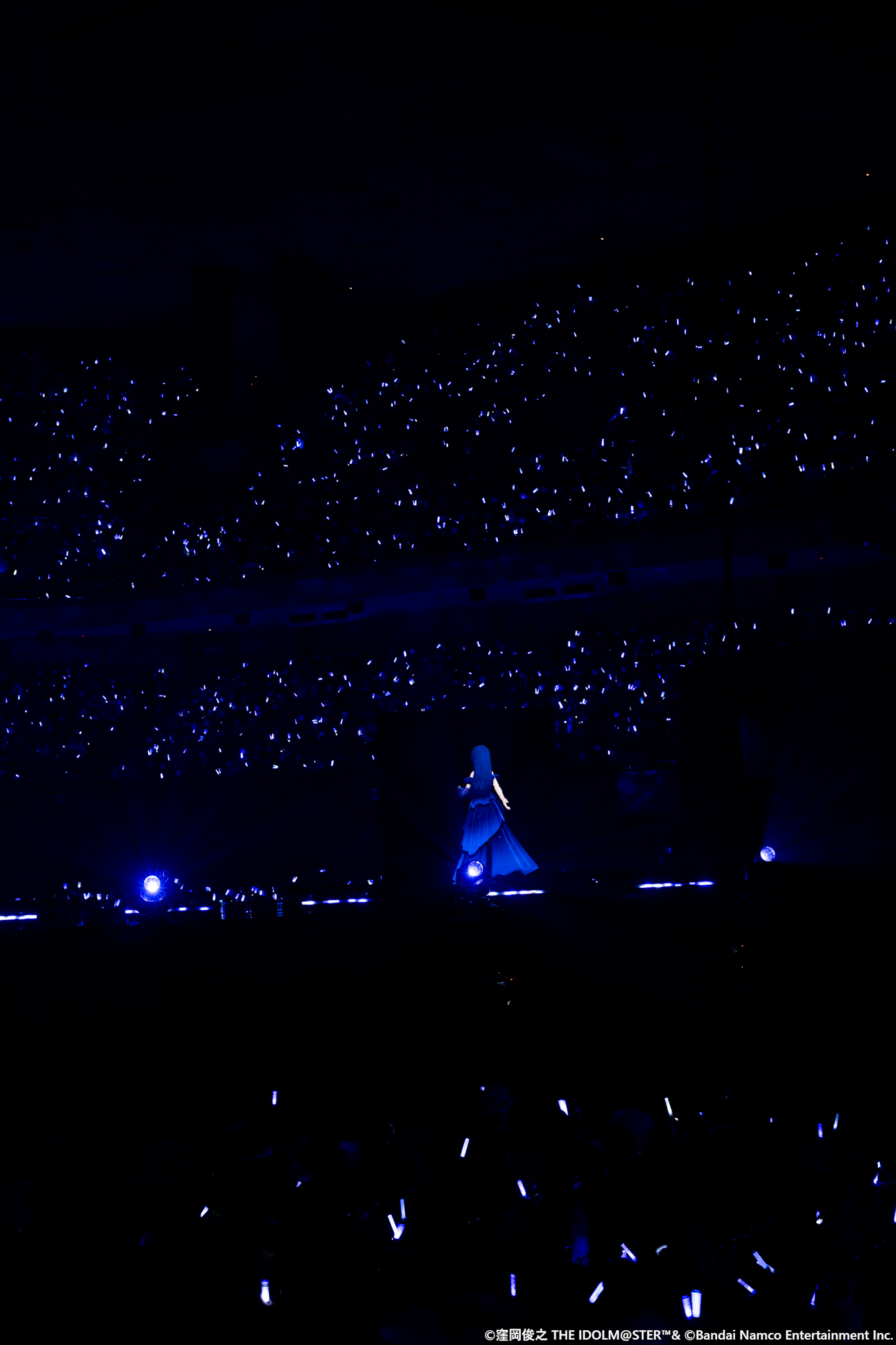 観客の誰もが、彼女がステージを降りるとは思っていなかったはず。それだけに驚きも大きく、この日一番のサプライズになった。会場が暗かったこともあり遠くからはLEDパネルが見えず、筆者も本当に千早が通路を歩いていると思っていた