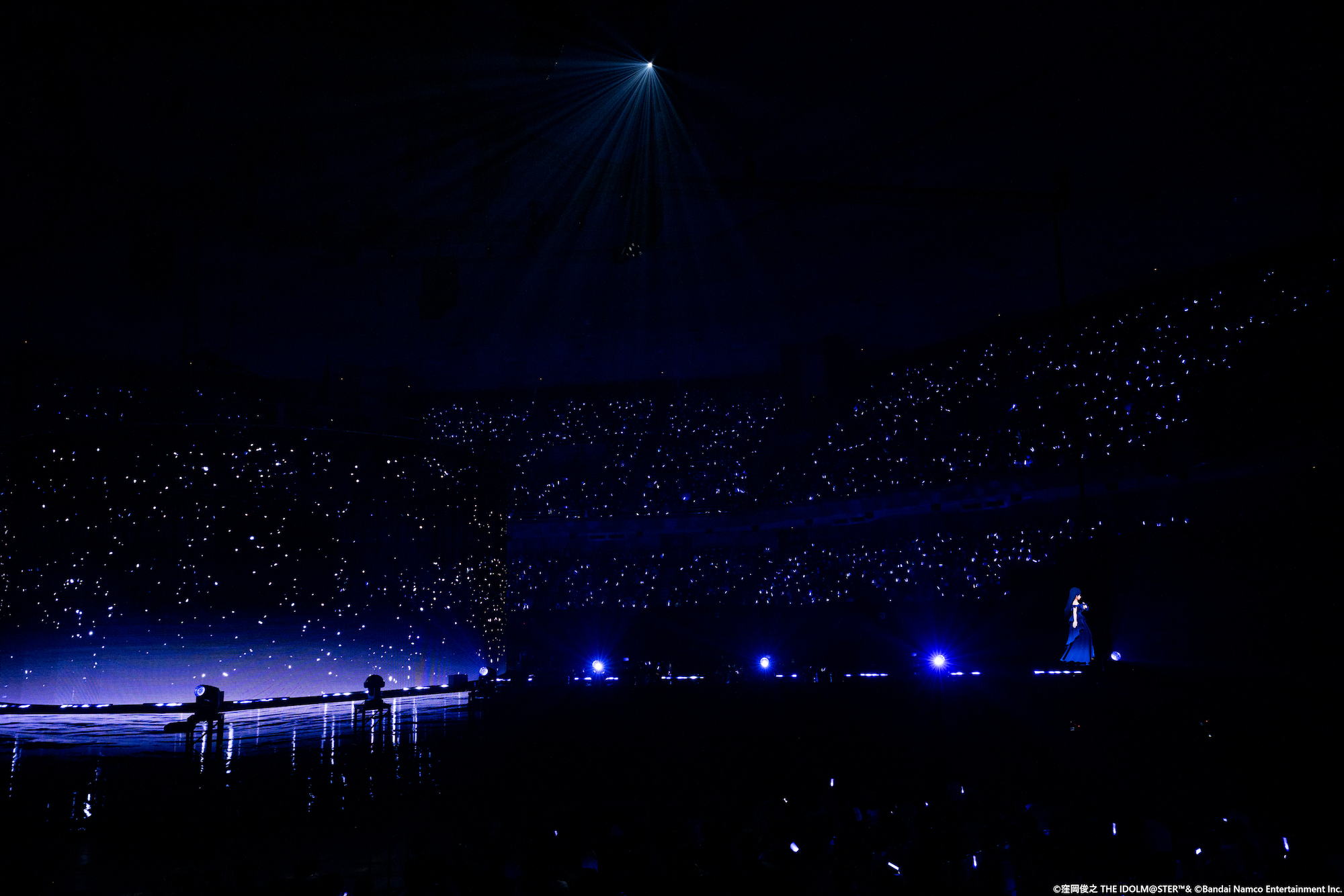 観客の誰もが、彼女がステージを降りるとは思っていなかったはず。それだけに驚きも大きく、この日一番のサプライズになった。会場が暗かったこともあり遠くからはLEDパネルが見えず、筆者も本当に千早が通路を歩いていると思っていた