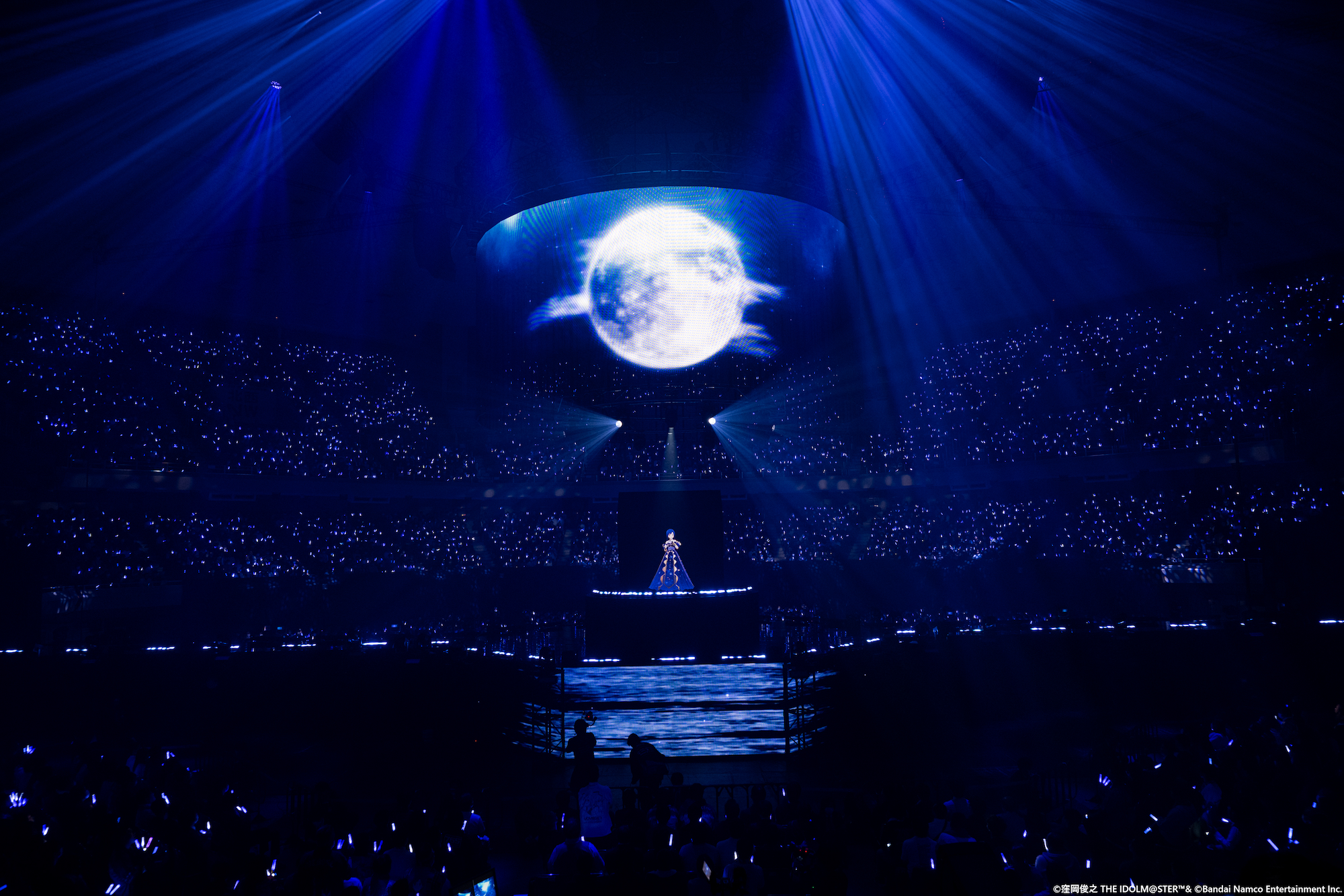 楽曲に合わせて、ライティングだけでなく「groovots」も演出に参加。ステージ上を周回しながら、上下のスクリーンとマッチした色とりどりのエフェクトを見せてくれた