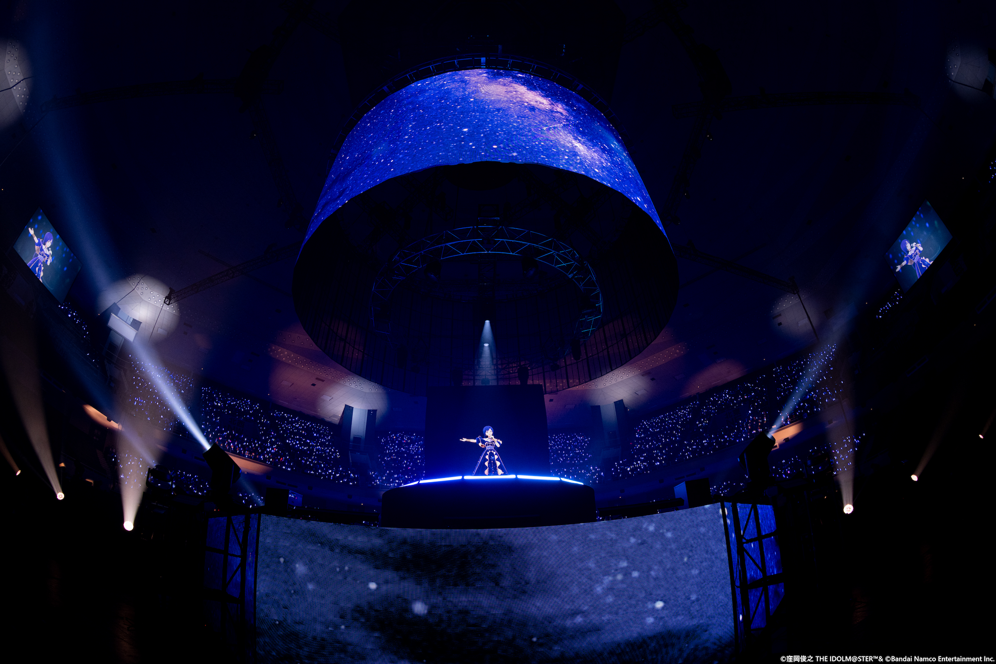 楽曲に合わせて、ライティングだけでなく「groovots」も演出に参加。ステージ上を周回しながら、上下のスクリーンとマッチした色とりどりのエフェクトを見せてくれた