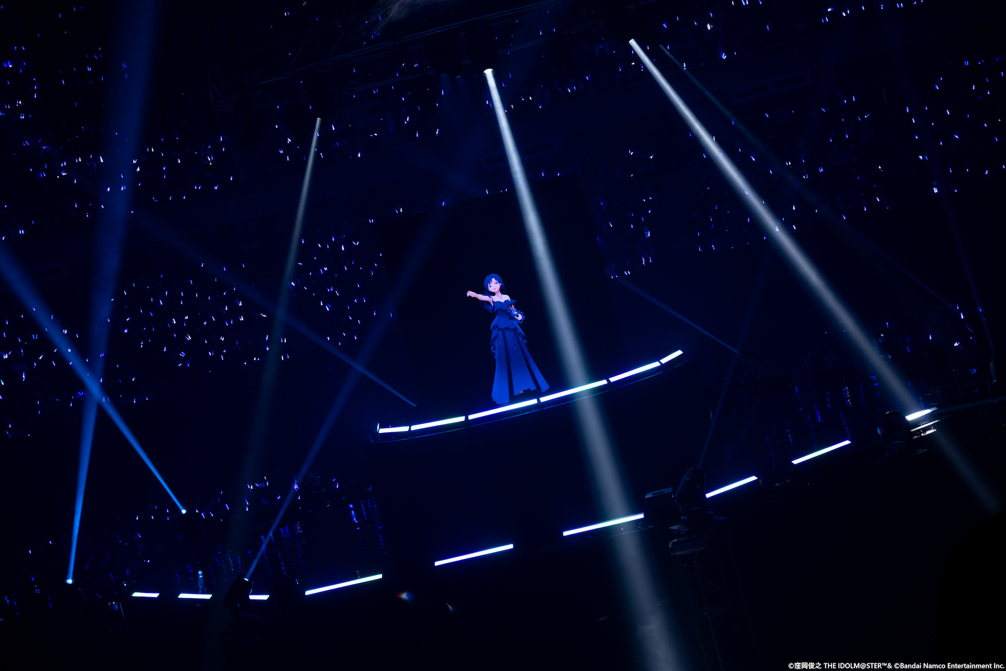 圧倒的な演出と、本人がそこにいるかのような映像に、観客はステージに釘付けとなった