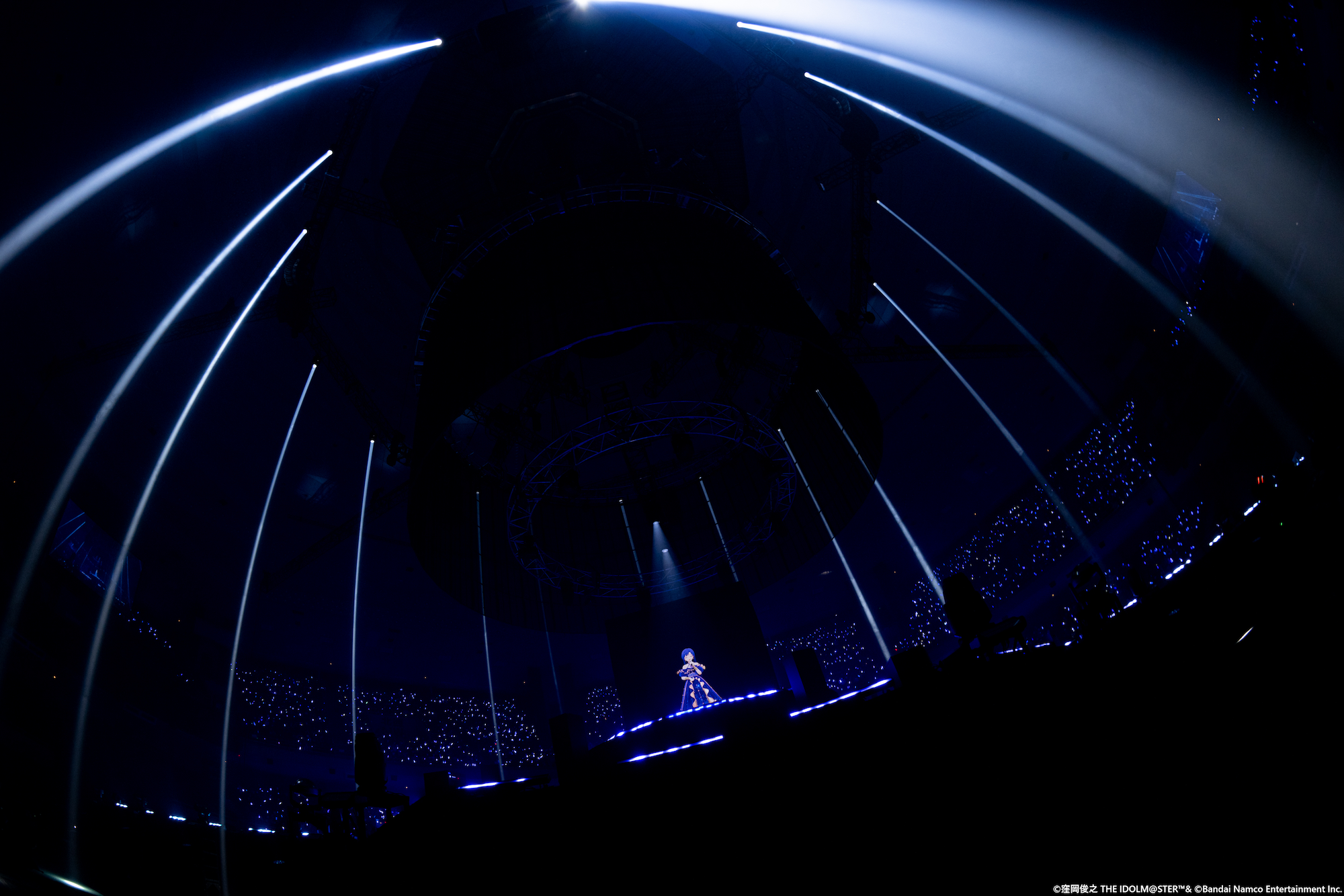 楽曲に合わせて、ライティングだけでなく「groovots」も演出に参加。ステージ上を周回しながら、上下のスクリーンとマッチした色とりどりのエフェクトを見せてくれた