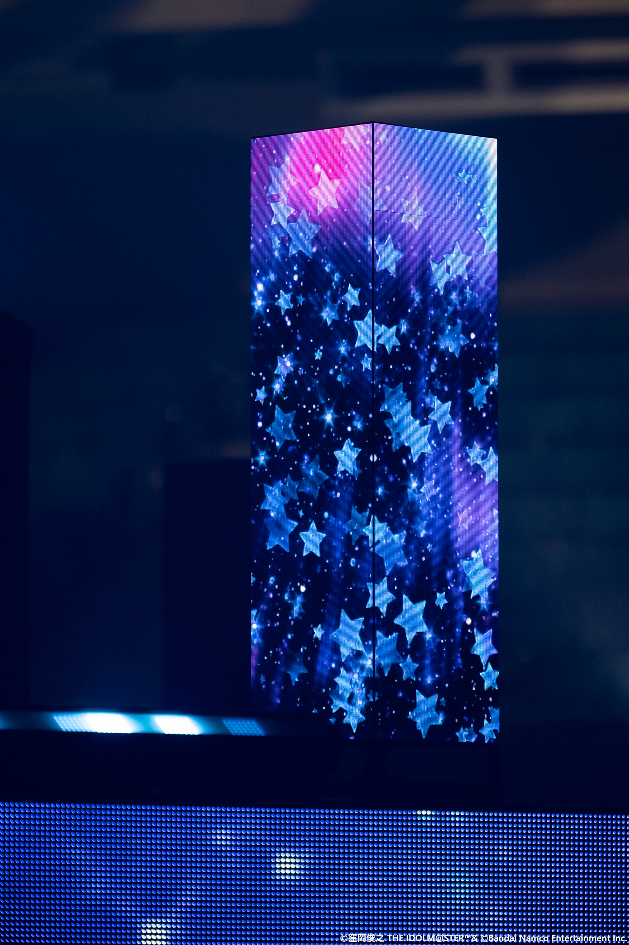 楽曲に合わせて、ライティングだけでなく「groovots」も演出に参加。ステージ上を周回しながら、上下のスクリーンとマッチした色とりどりのエフェクトを見せてくれた