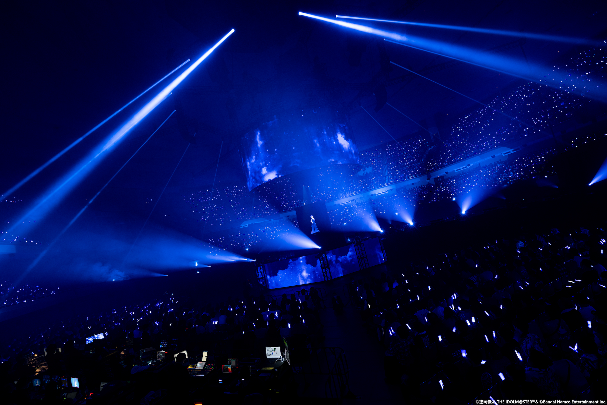 圧倒的な演出と、本人がそこにいるかのような映像に、観客はステージに釘付けとなった