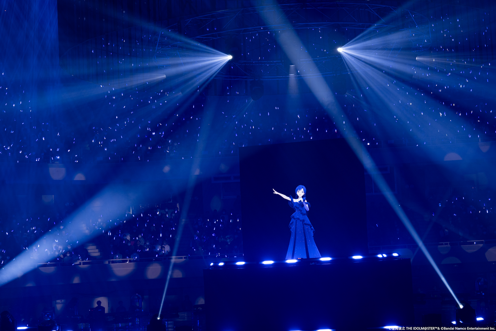 圧倒的な演出と、本人がそこにいるかのような映像に、観客はステージに釘付けとなった